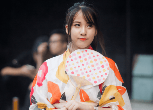 pai pai dans la main d'une femme portant un kimono