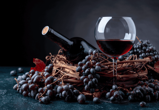 bouteille de vin rouge avec verre de vin et grappe de raisin