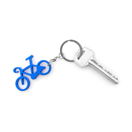 Porte-clés en forme de vélo bleu accroché à une clef