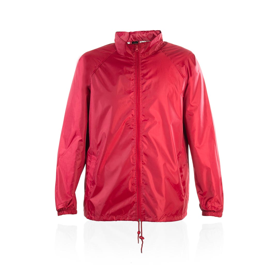 Imperméable rouge sur un fond blanc
