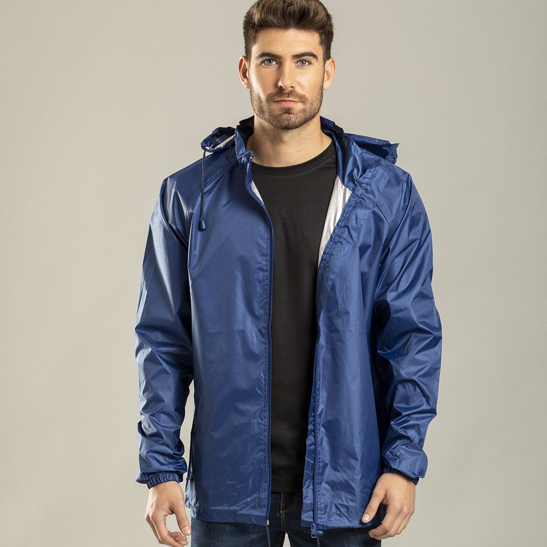 Homme avec un imperméable bleu
