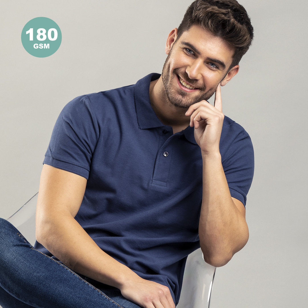 Hommes assis sur une chaise transparente avec un polo bleu