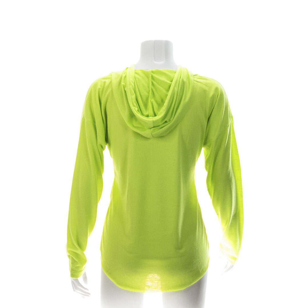 t-shirt jaune sur fond blanc vu de dos