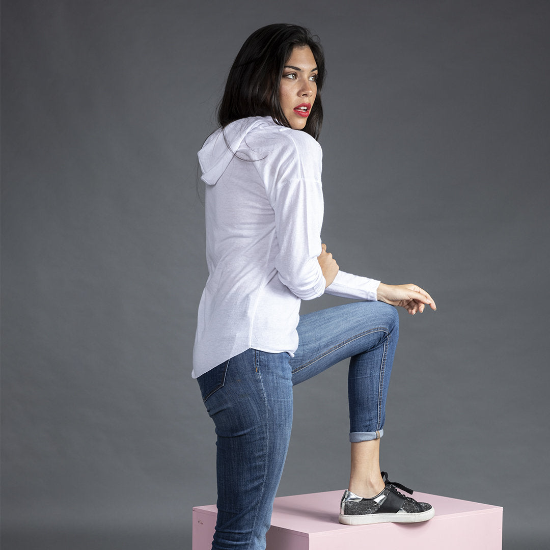femme avec un pied sur une boite rose et un t-shirt rose