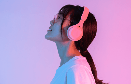femme avec un casque audio sur les oreilles