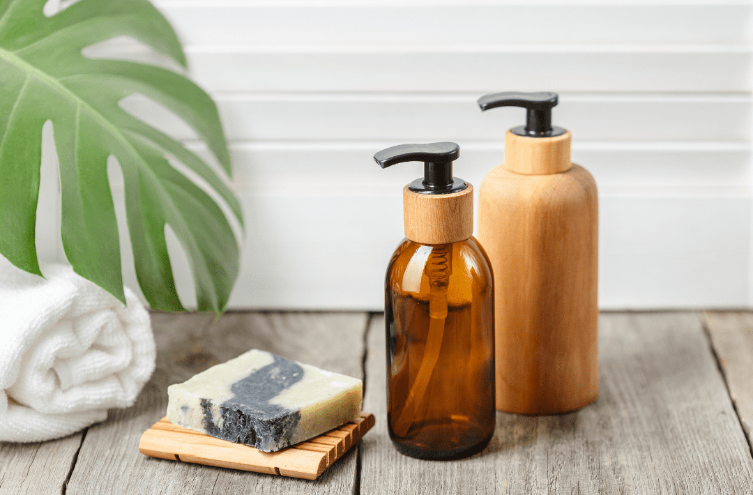savons et shampoing solide et liquide dans une salle de bain