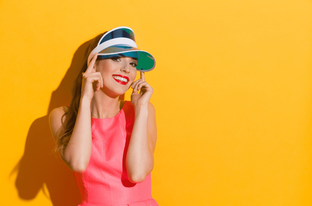 femme avec une visiere verte sur un fond jaune