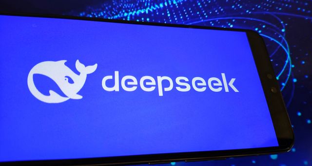 annonce publicitaire fond violet avec un  logo d'une baleine, il y est inscrit le nom "deepseek"