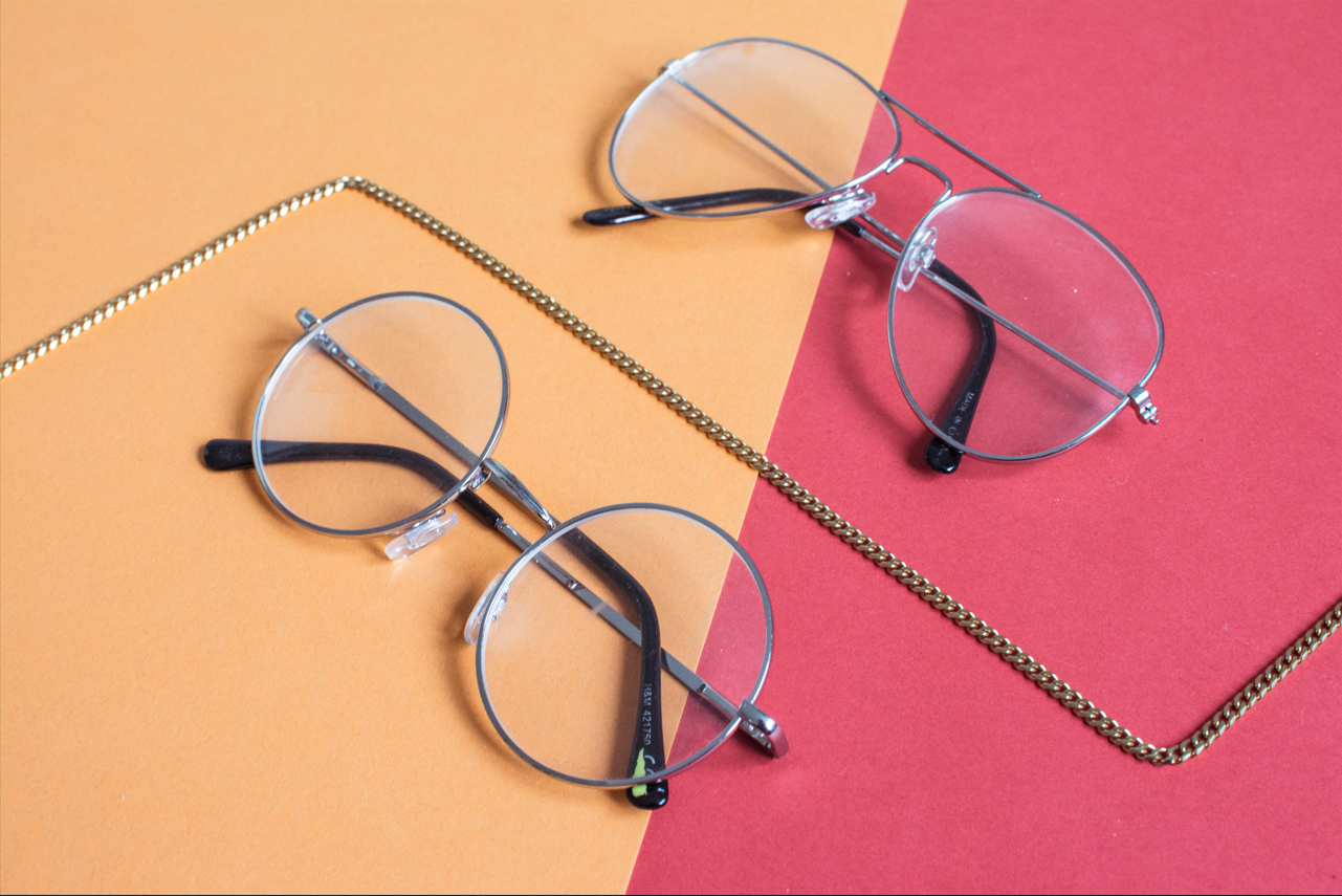 Monture de lunettes sur un fond rouge et jaune