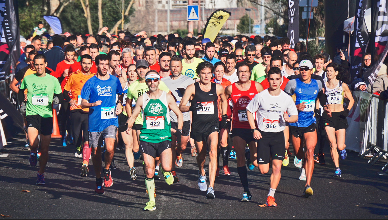 coureurs dans une rue en tenue
