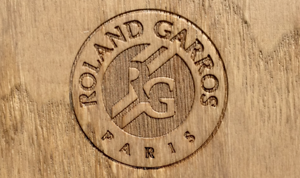 fond en bois avec logo de roland Garros paris