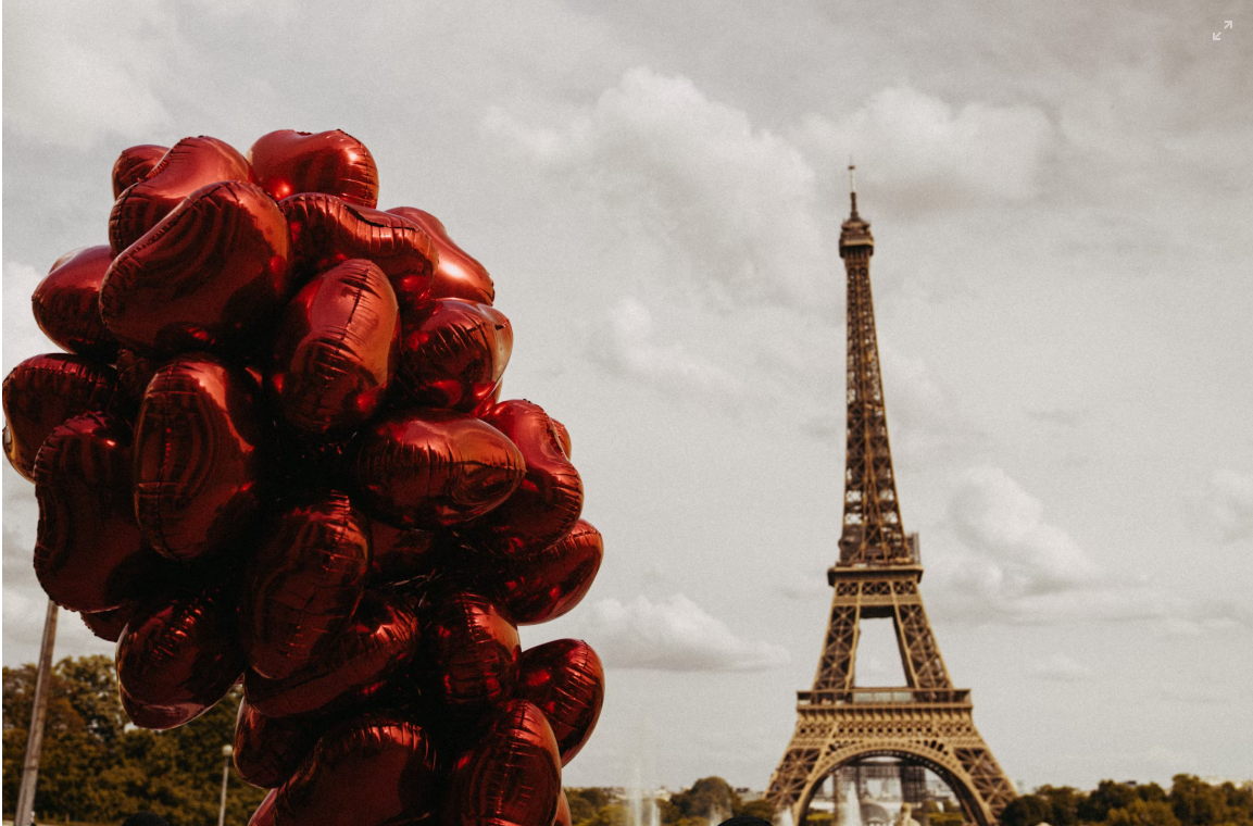 tour eiffel - nombreux ballons en forme de coeur rouge 