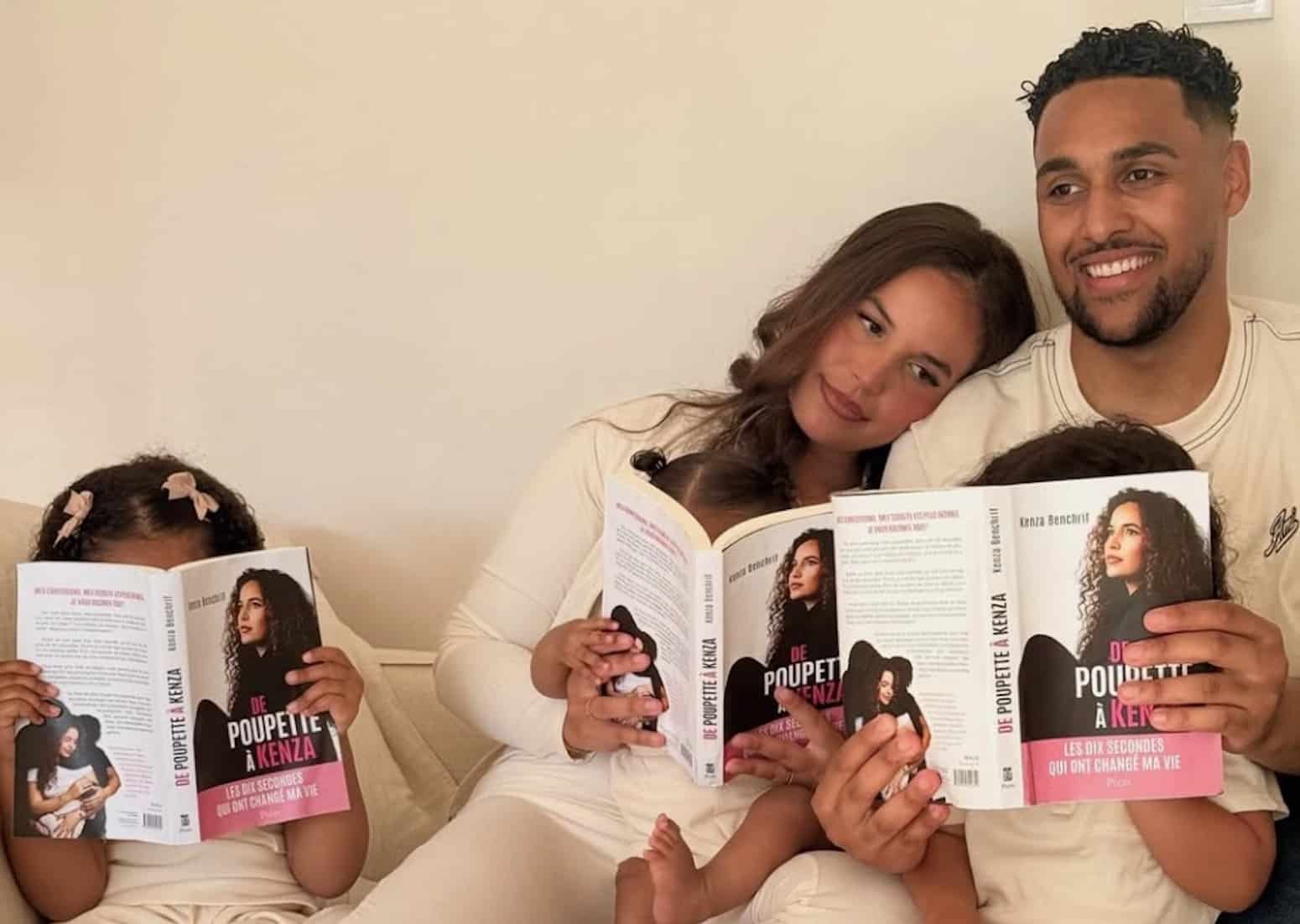 photo d'elle, son mari et ses 3 enfants cachés par les livres 