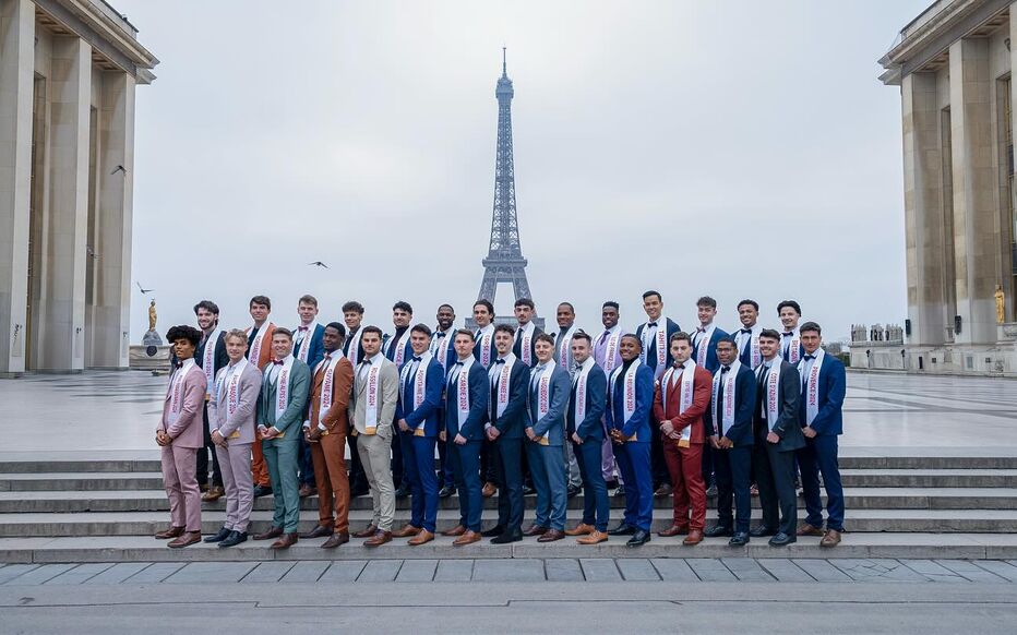 bannière de présentation de la promotion 2025 des Mister France, devant la tour eiffel 