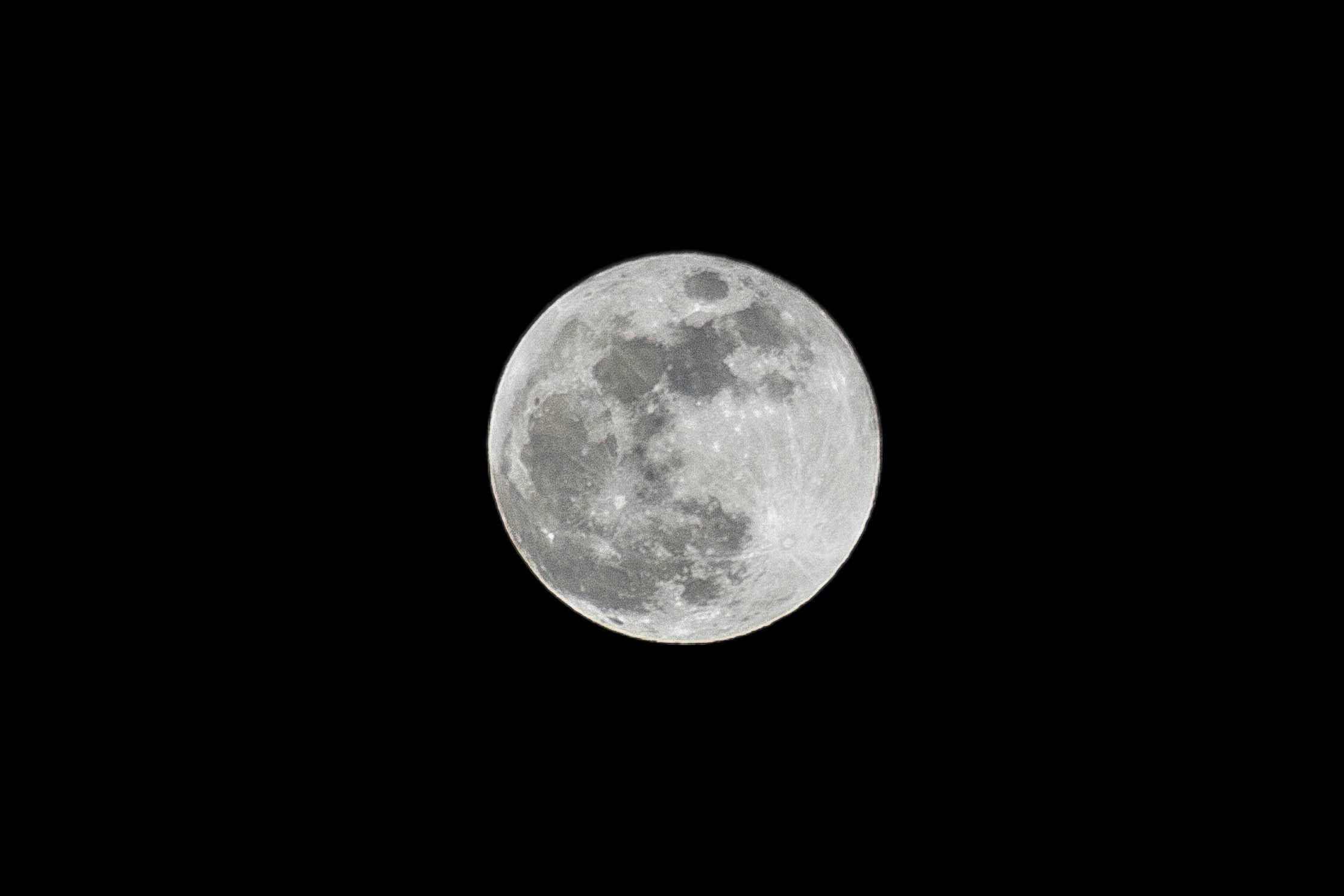 lune banche sur fond noir 