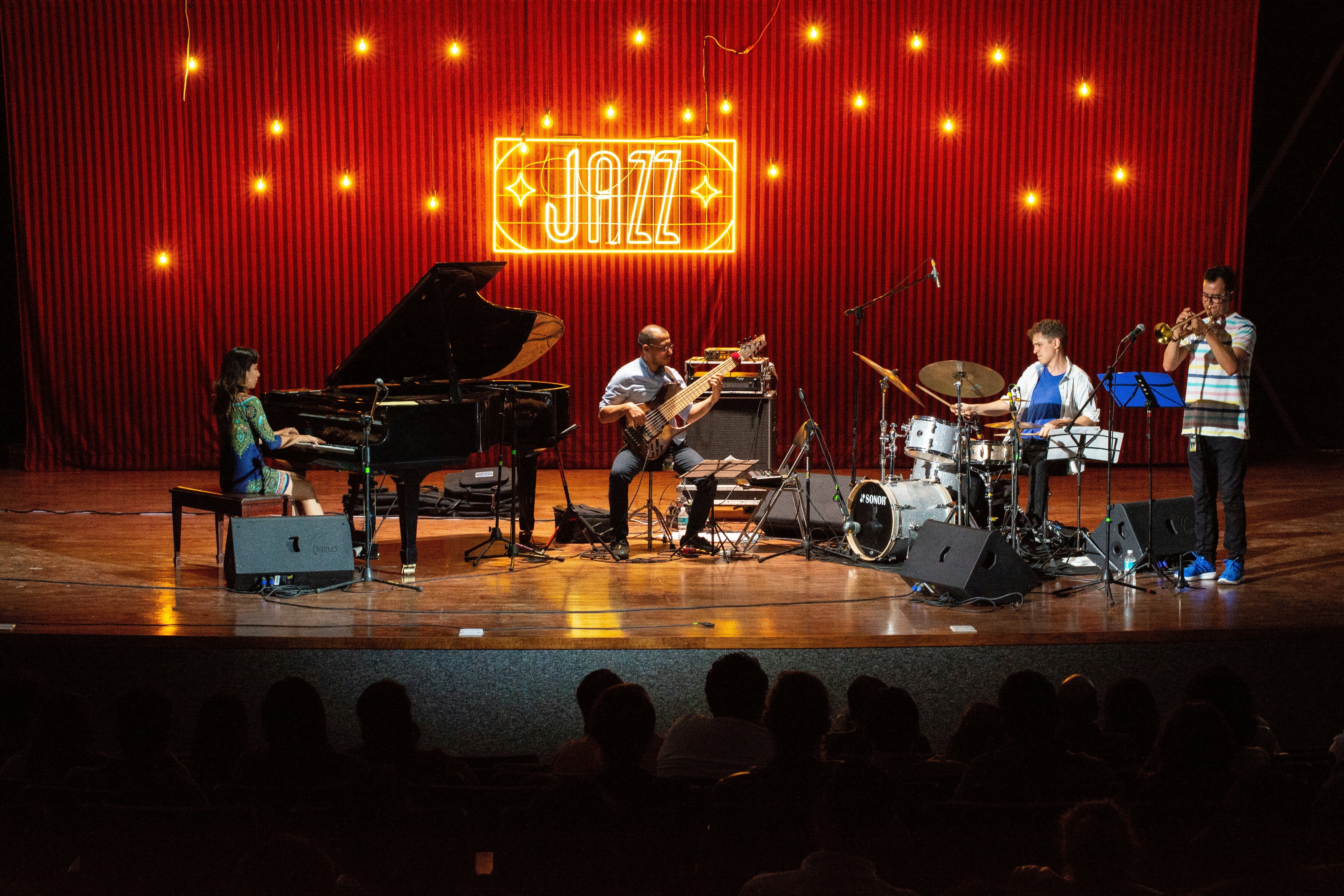 scène de Jazz, artistes et instruments devant des spectateurs 