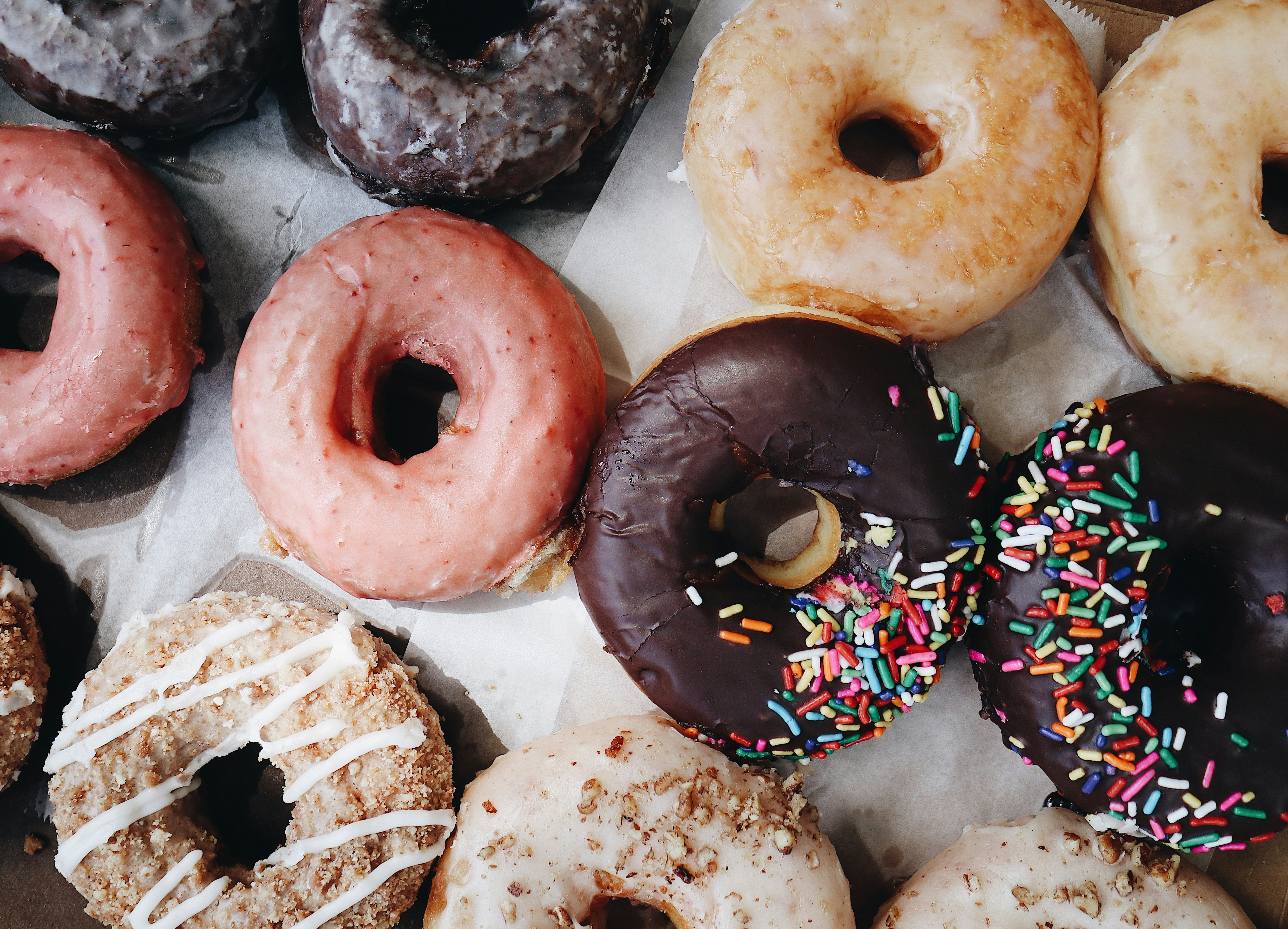 de nombreux donuts de pleins de goûts différents 