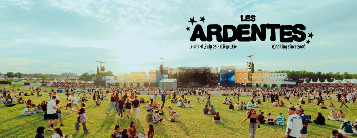 affiche officielle "les ardentes" prise de vue du festival avec de la foule sur l'herbe