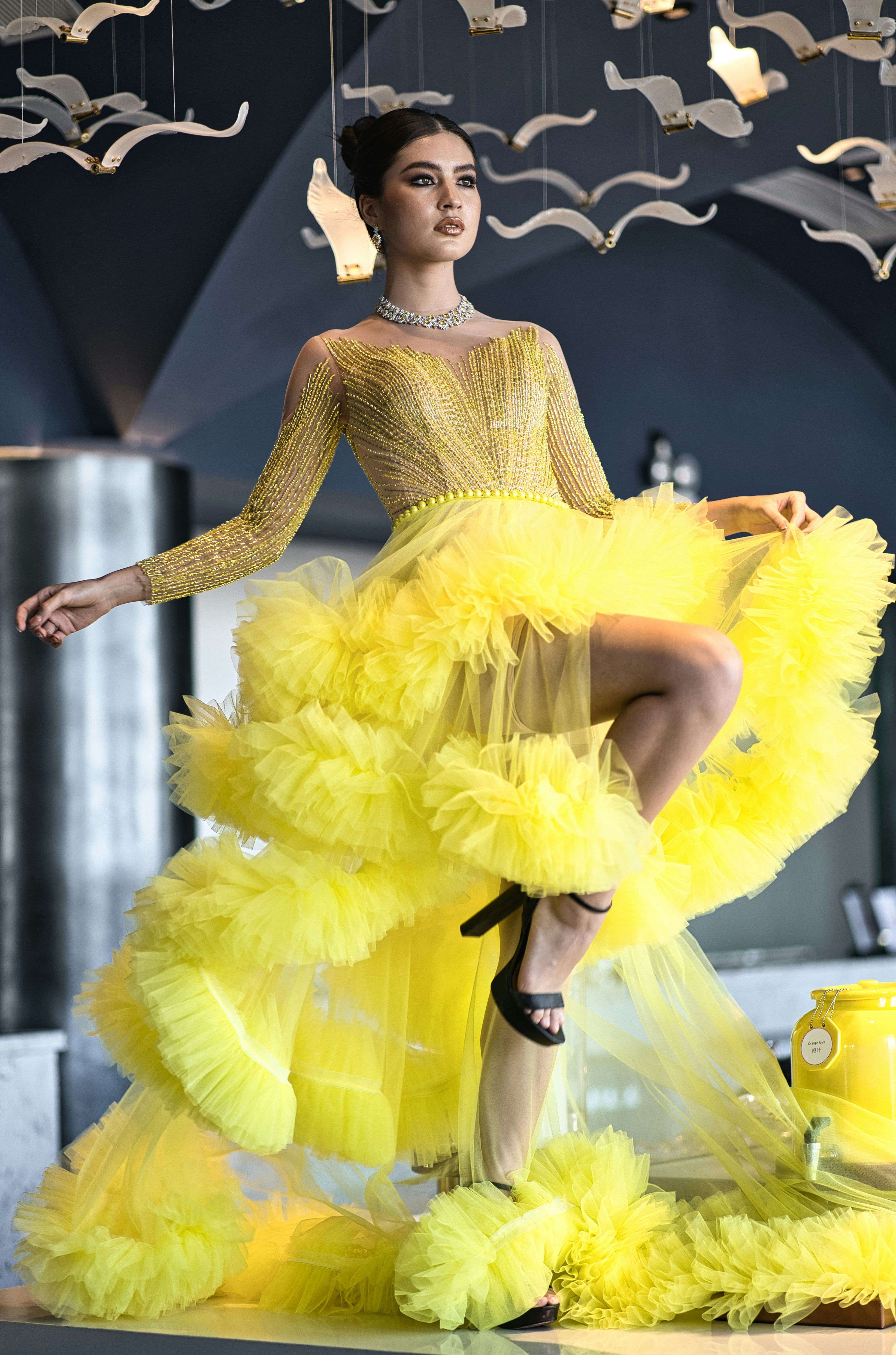 femme avec une robe de soirée, défilé jaune 