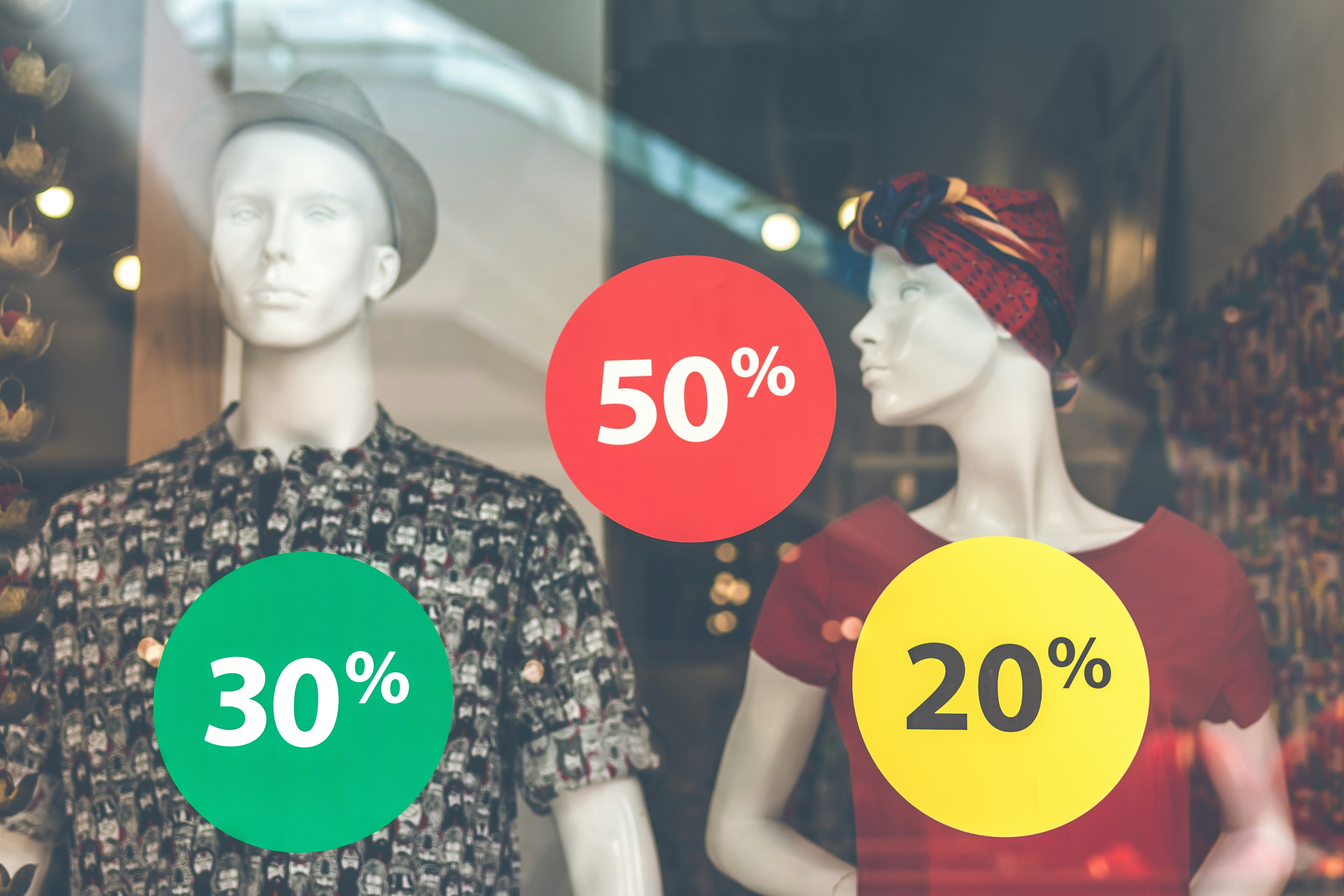 vitrine avec des magasins et des étiquettes de soldes 