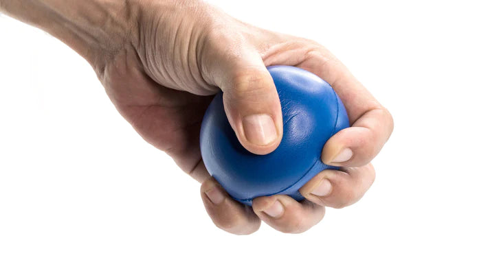 Balle anti stress bleu dans une main