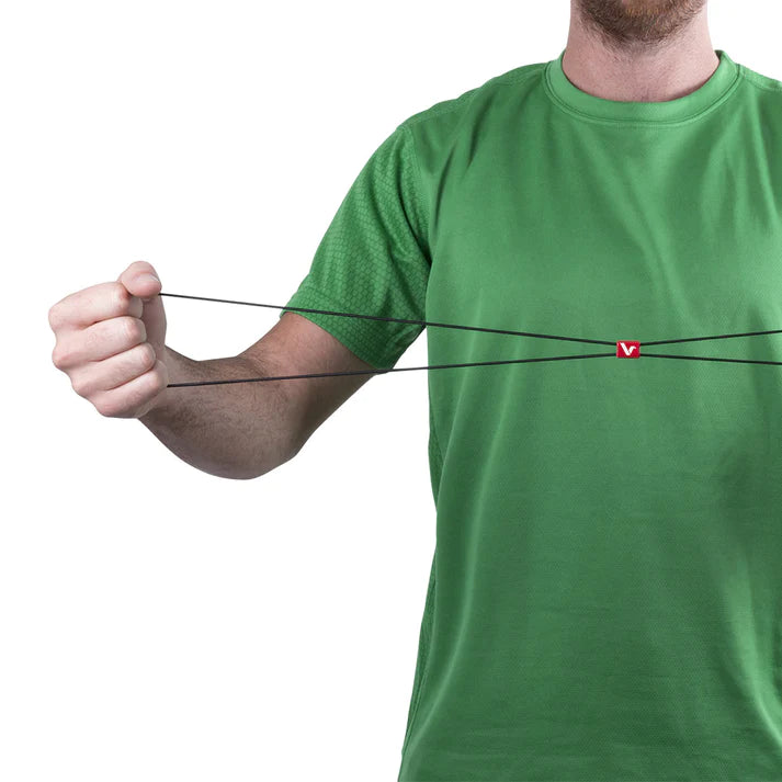 Un homme en t-shirt vert de sport fait du sport avec une bande de résistance trans laser personnalisée