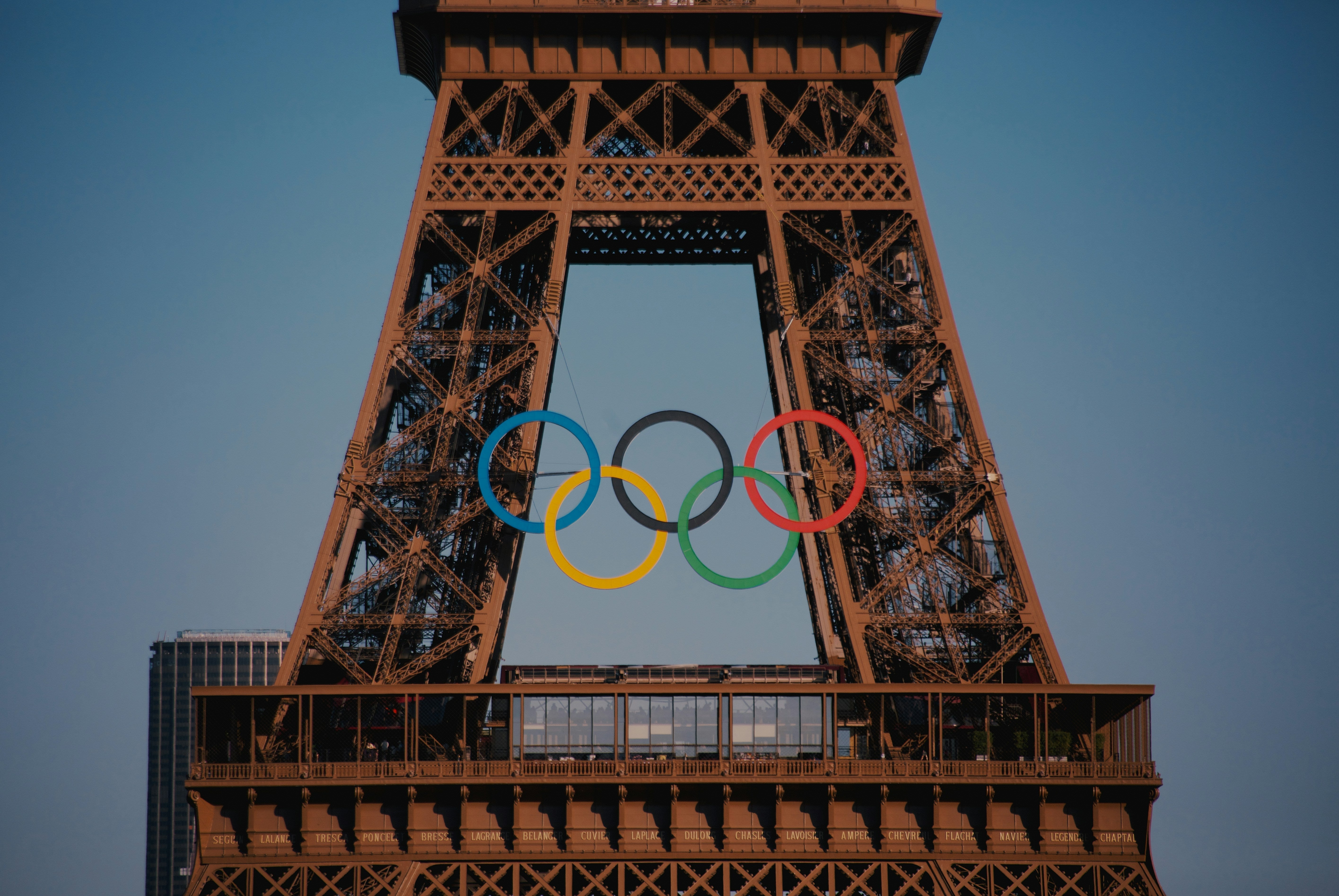 La tour Eiffel avec les anneaux des JO