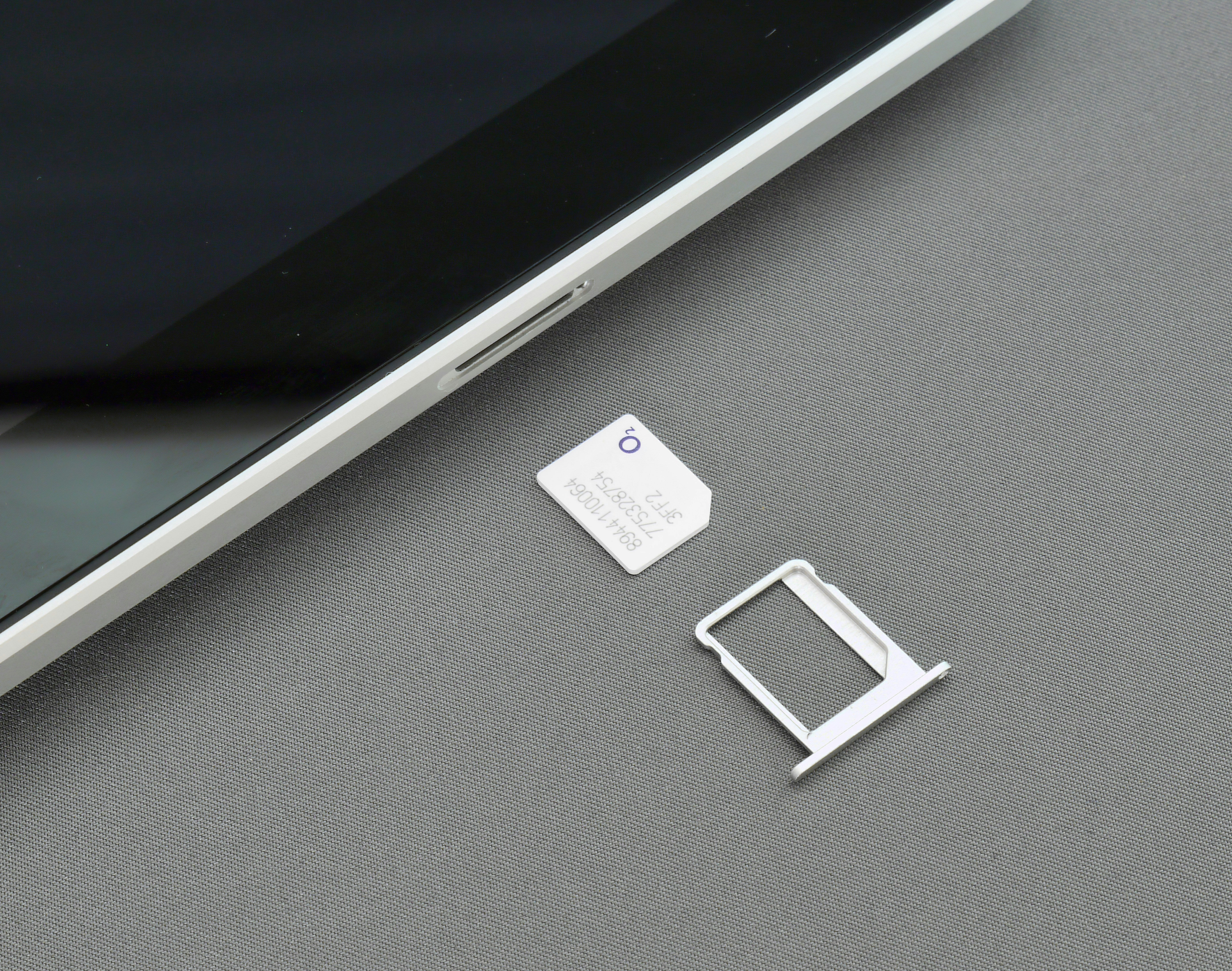 carte sim à côté d'un téléphone 