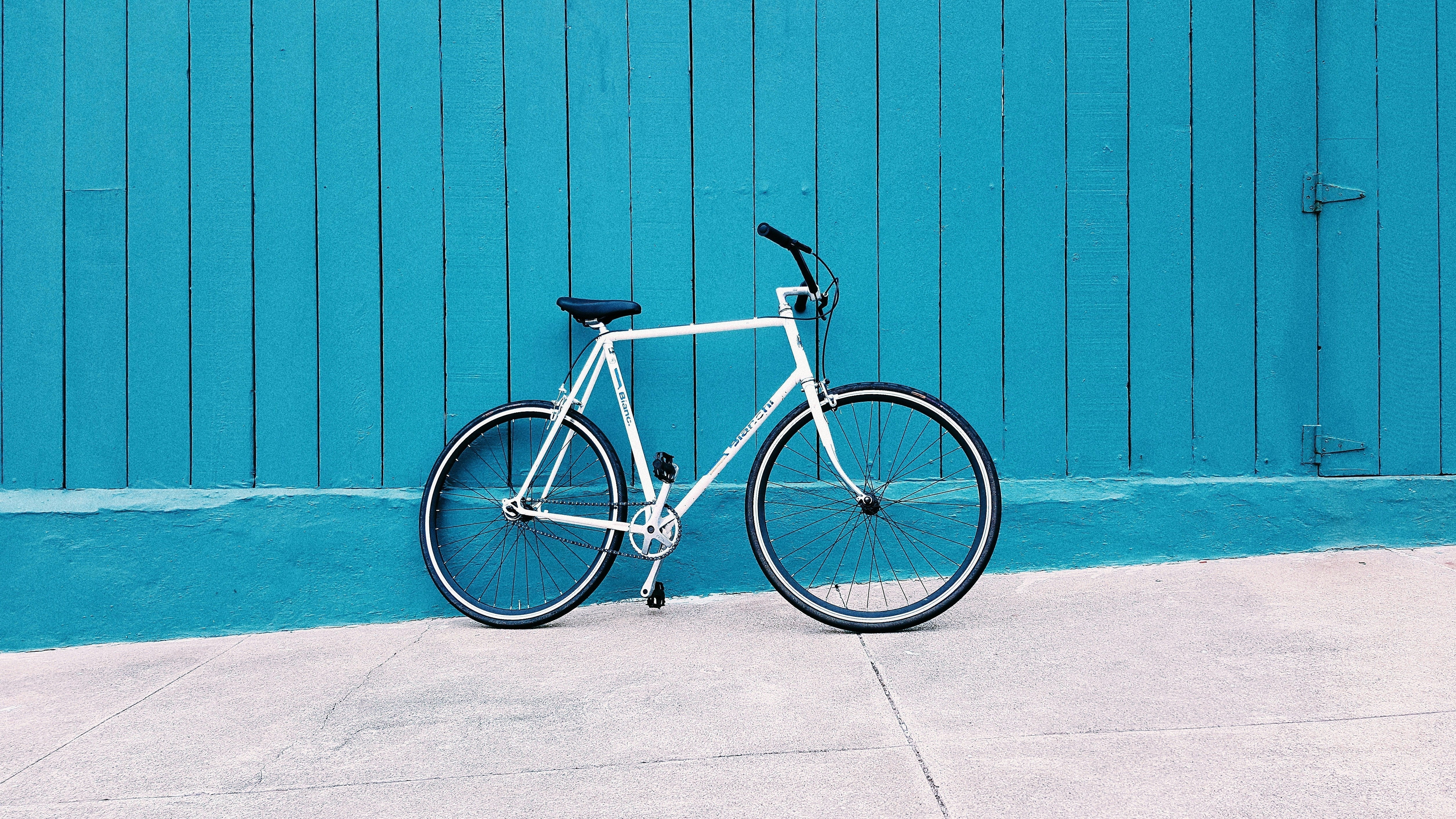 vélo sur un mur bleu turquoise
