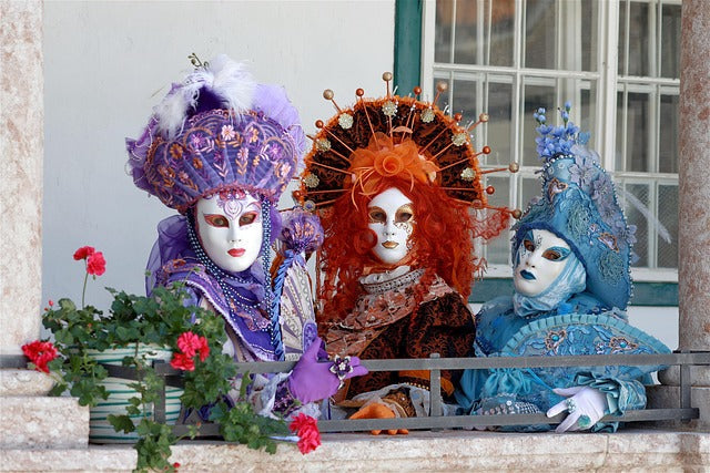 costumes et masques (3 personnes) pris en photos sur un balcon