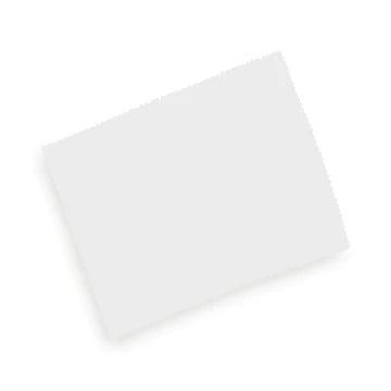 Chiffon nettoyant en microfibre blanc sur fond blanc