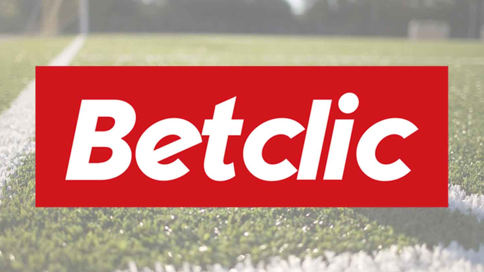 logo "betclic" en rouge avec l'écriture en blanc et un fond de terrain de foot 