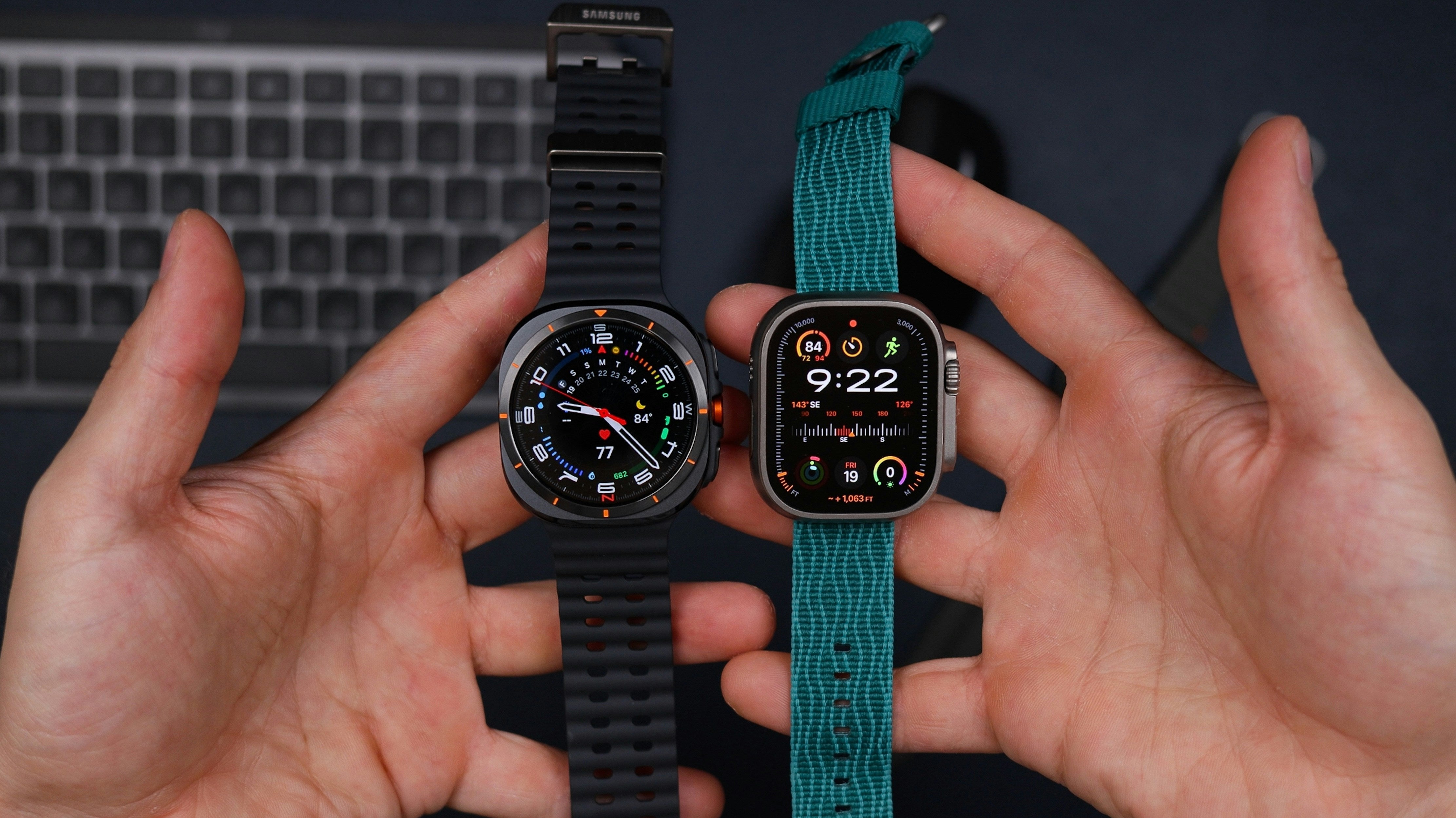 deux montres connectés au dessus d'un mac