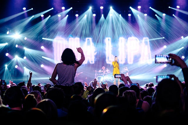 foule devant une scène d'un festival "dua lipa"