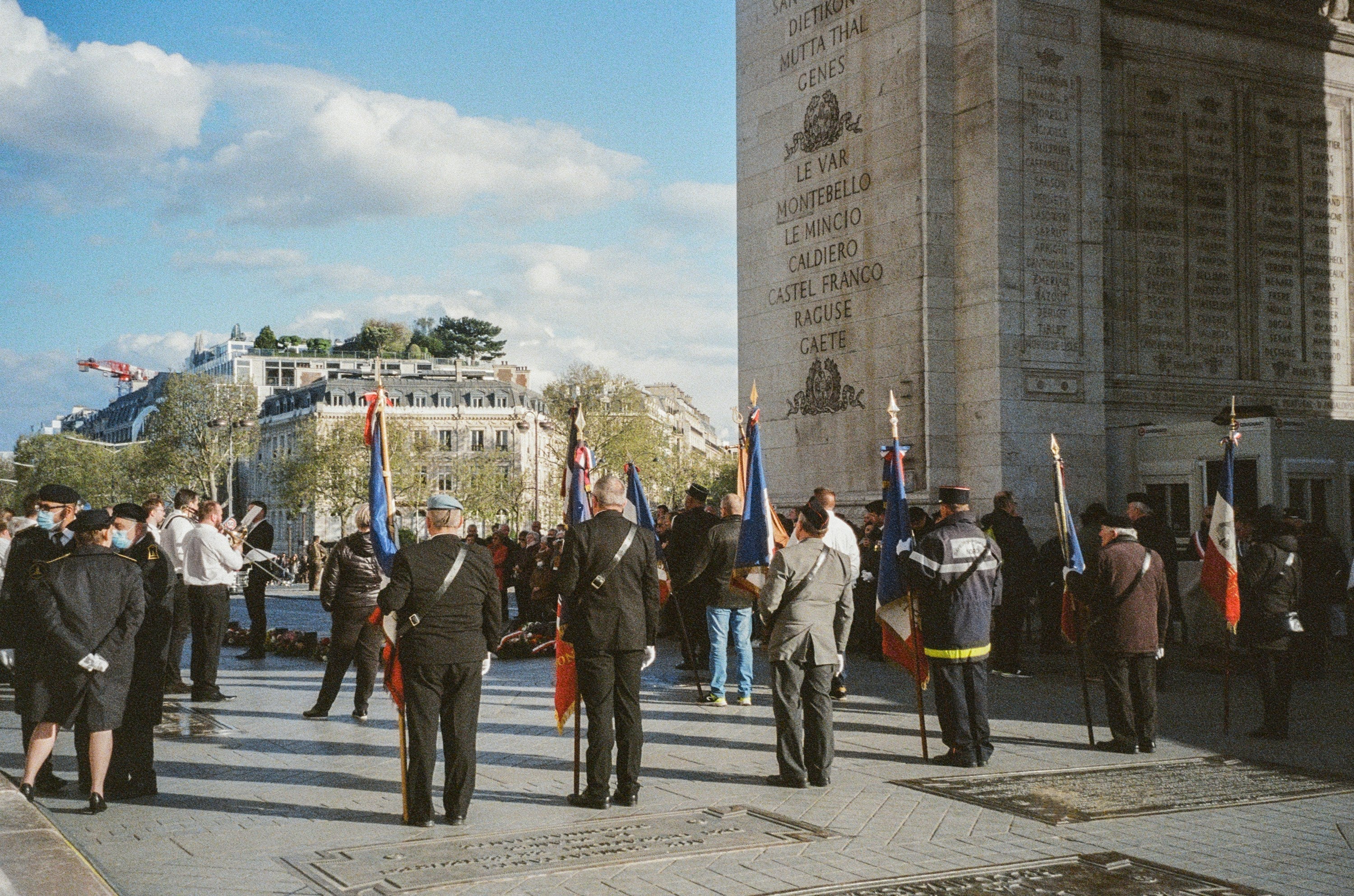 sous l'arc de triomphe commémoration du 8 mai 