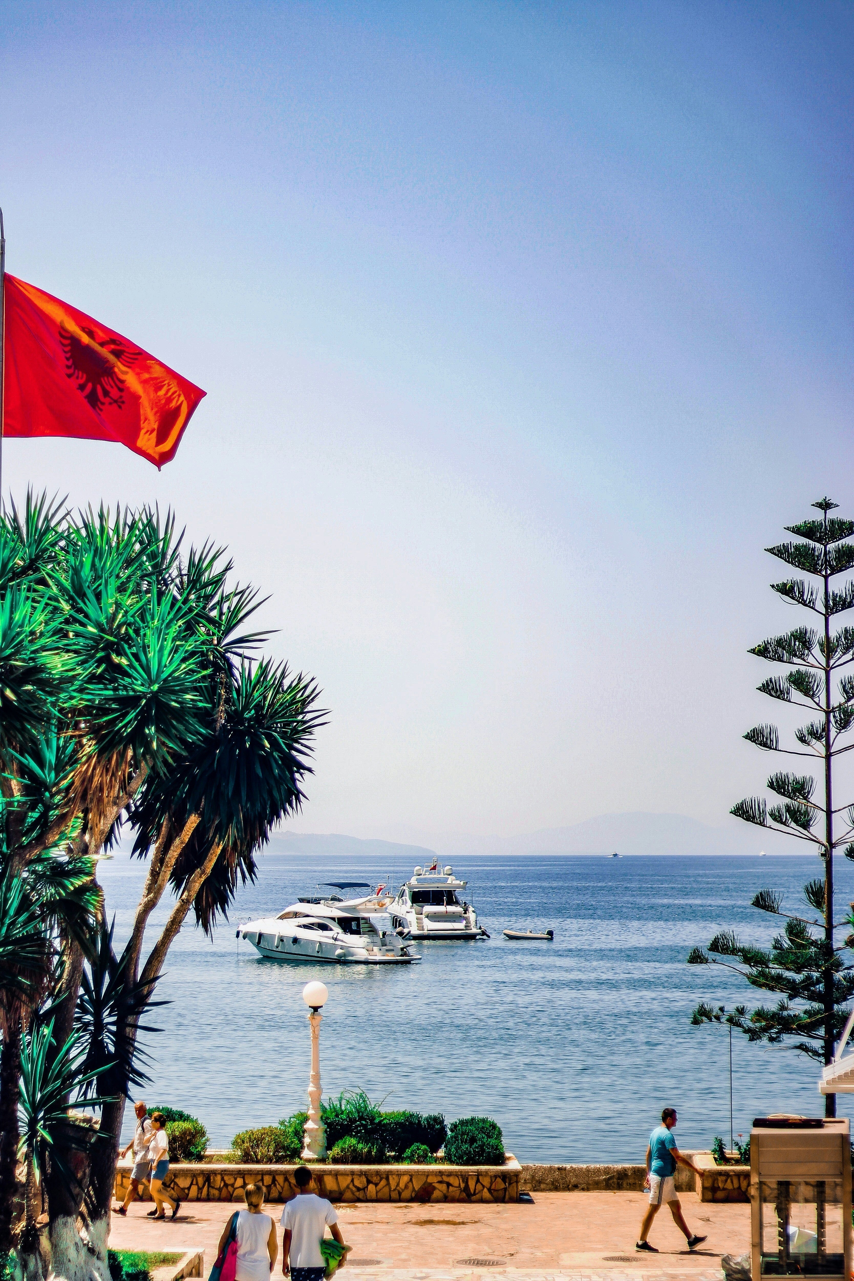 drapeau de l'Albanie, on voit l'eau de la mer 