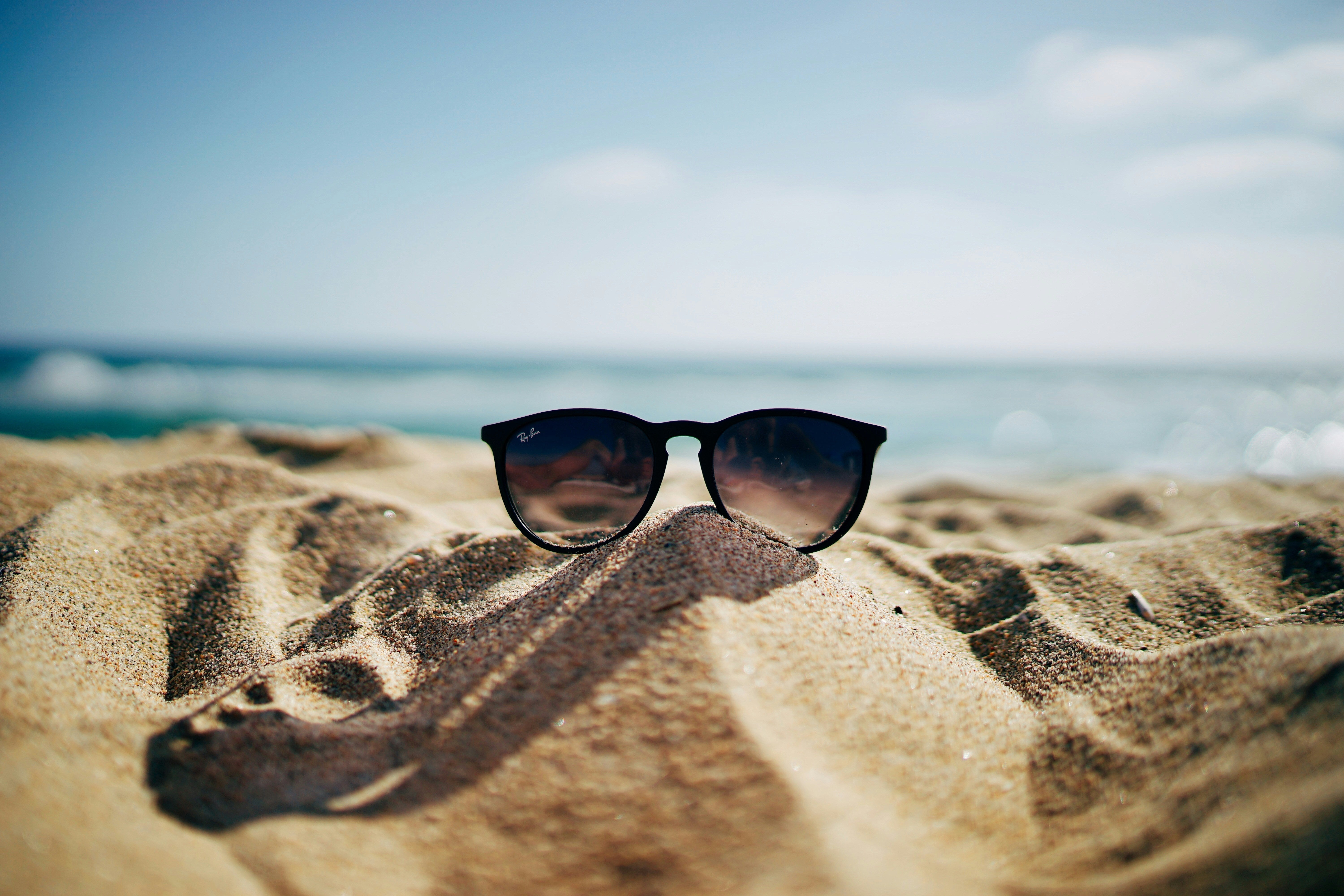 lunettes sur une montagne de sables 