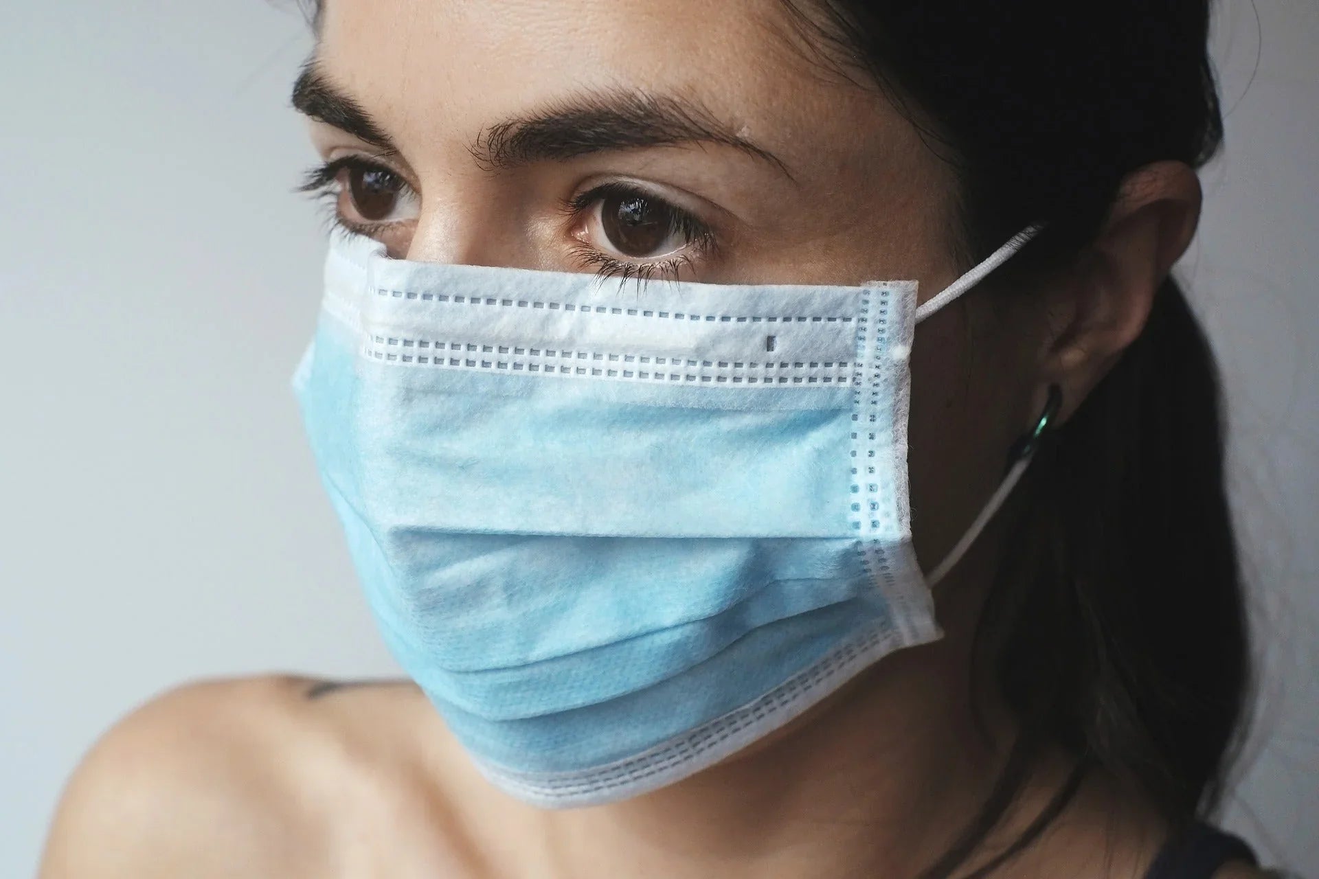 femme avec masque chirurgical sur le visage