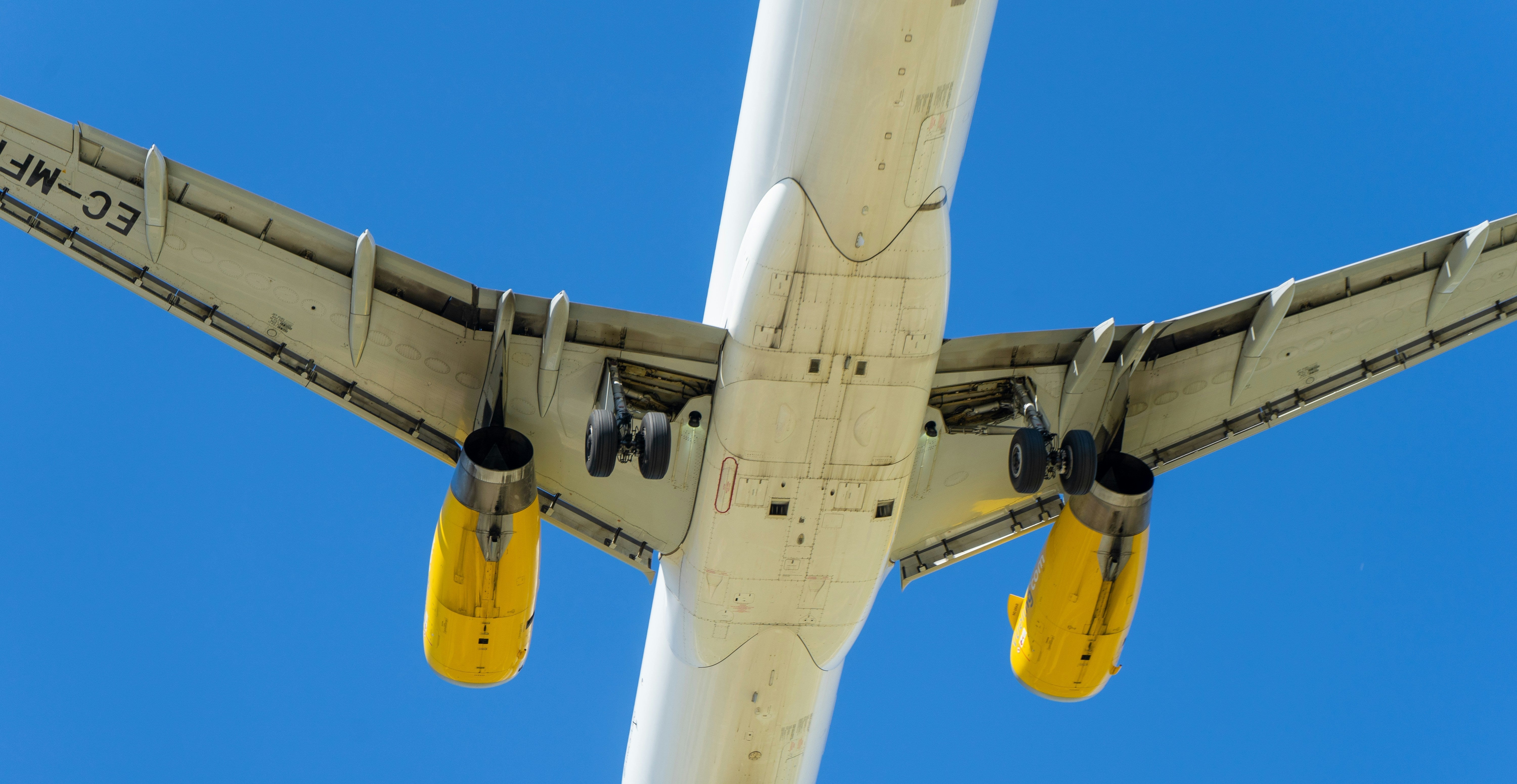 avion compagnie vueling en vol pris d'en dessous