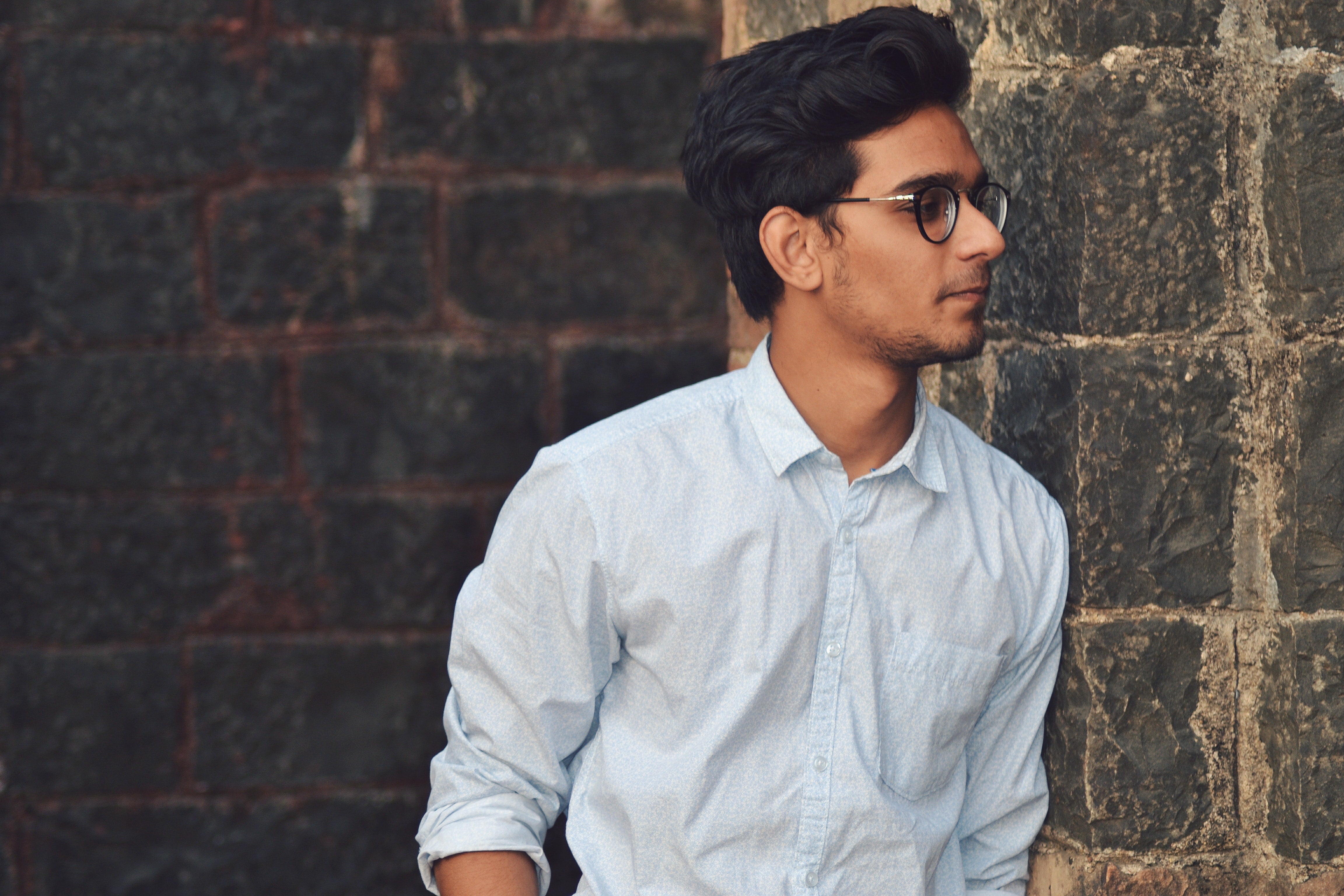Un homme avec une chemise bleue clair qui porte des lunettes