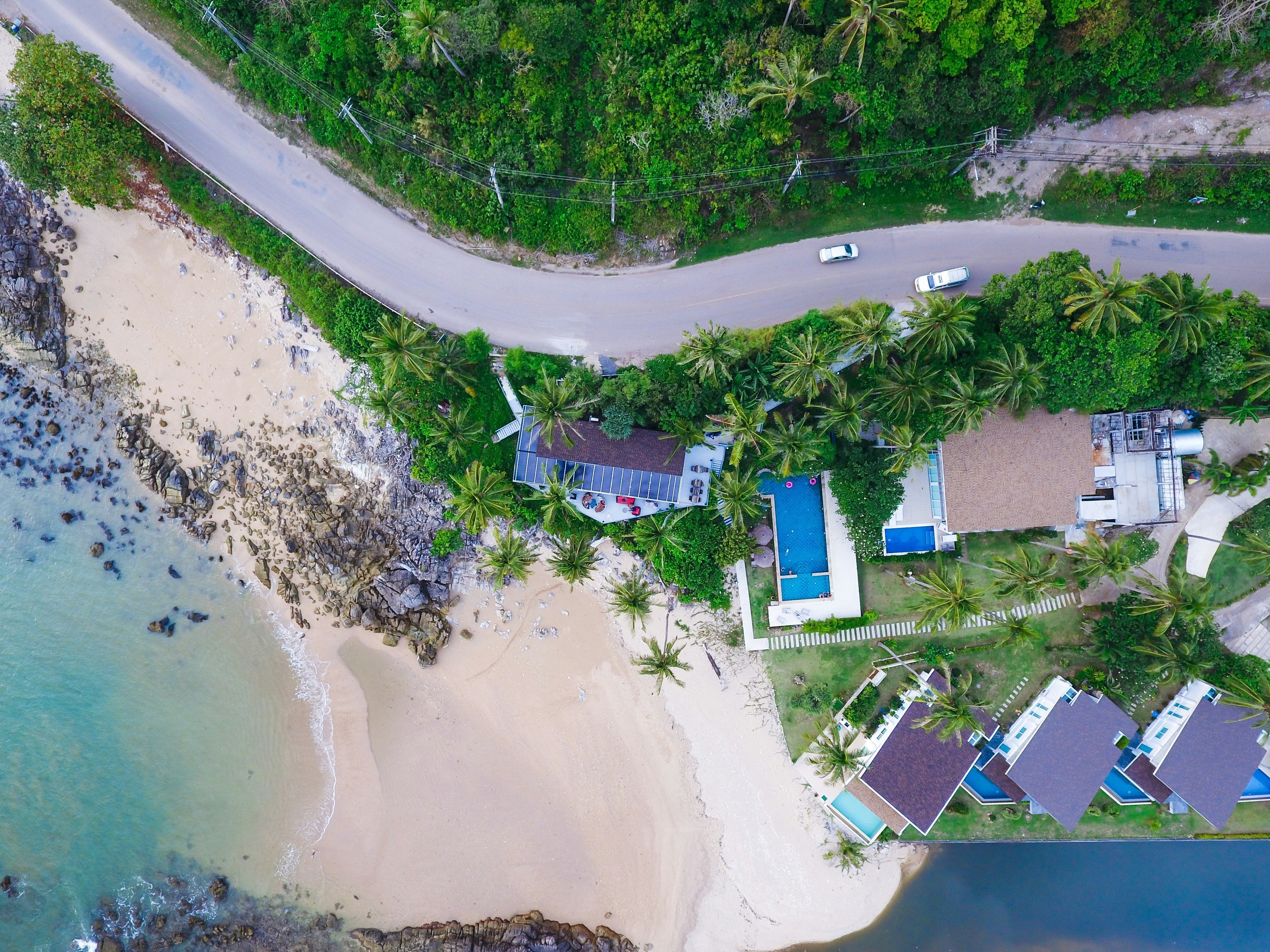île de Koh Lante prise d'en haut, on voit la mer, les habitations et une route 