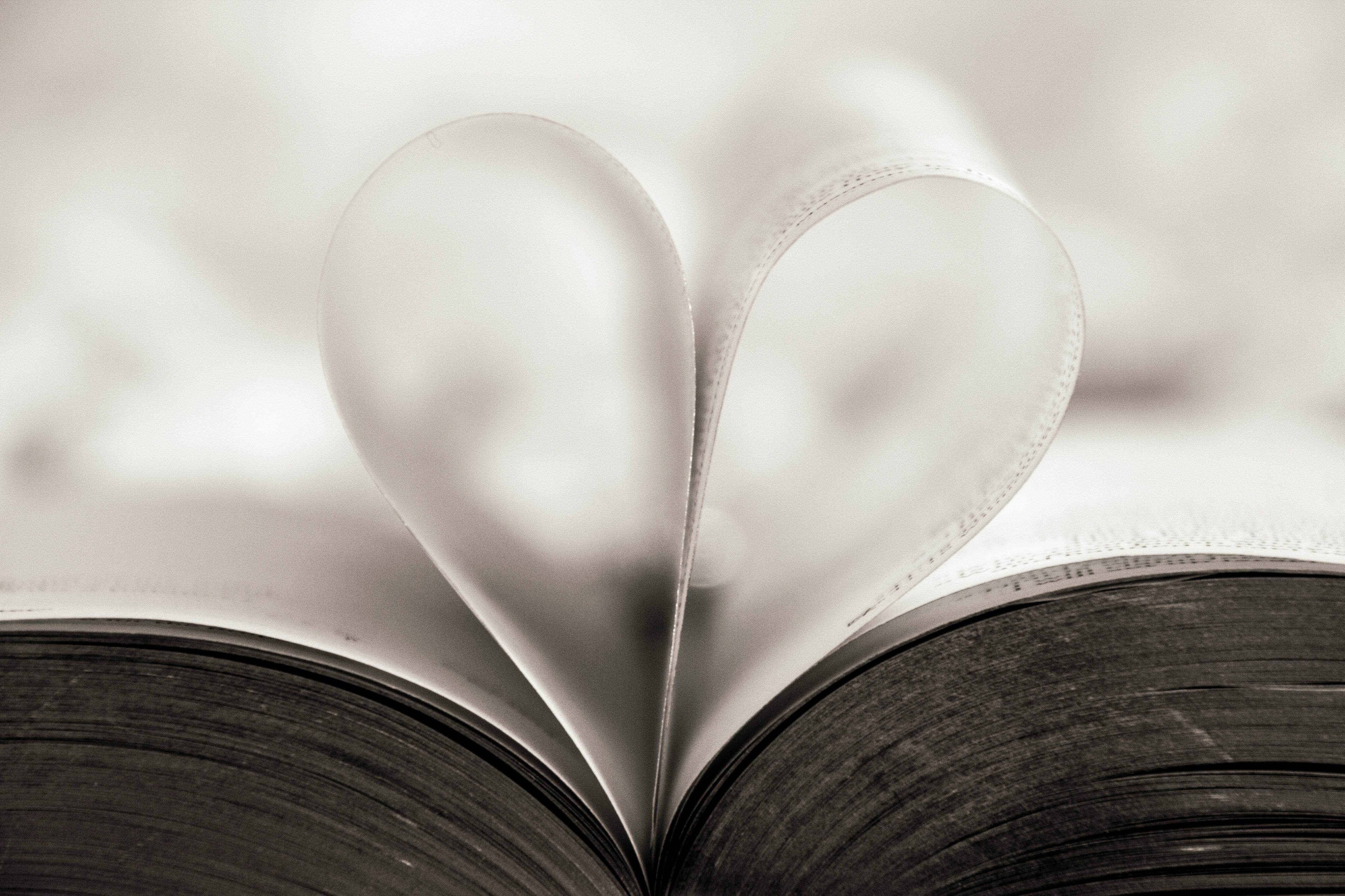 page d'un livre qui fait un coeur 