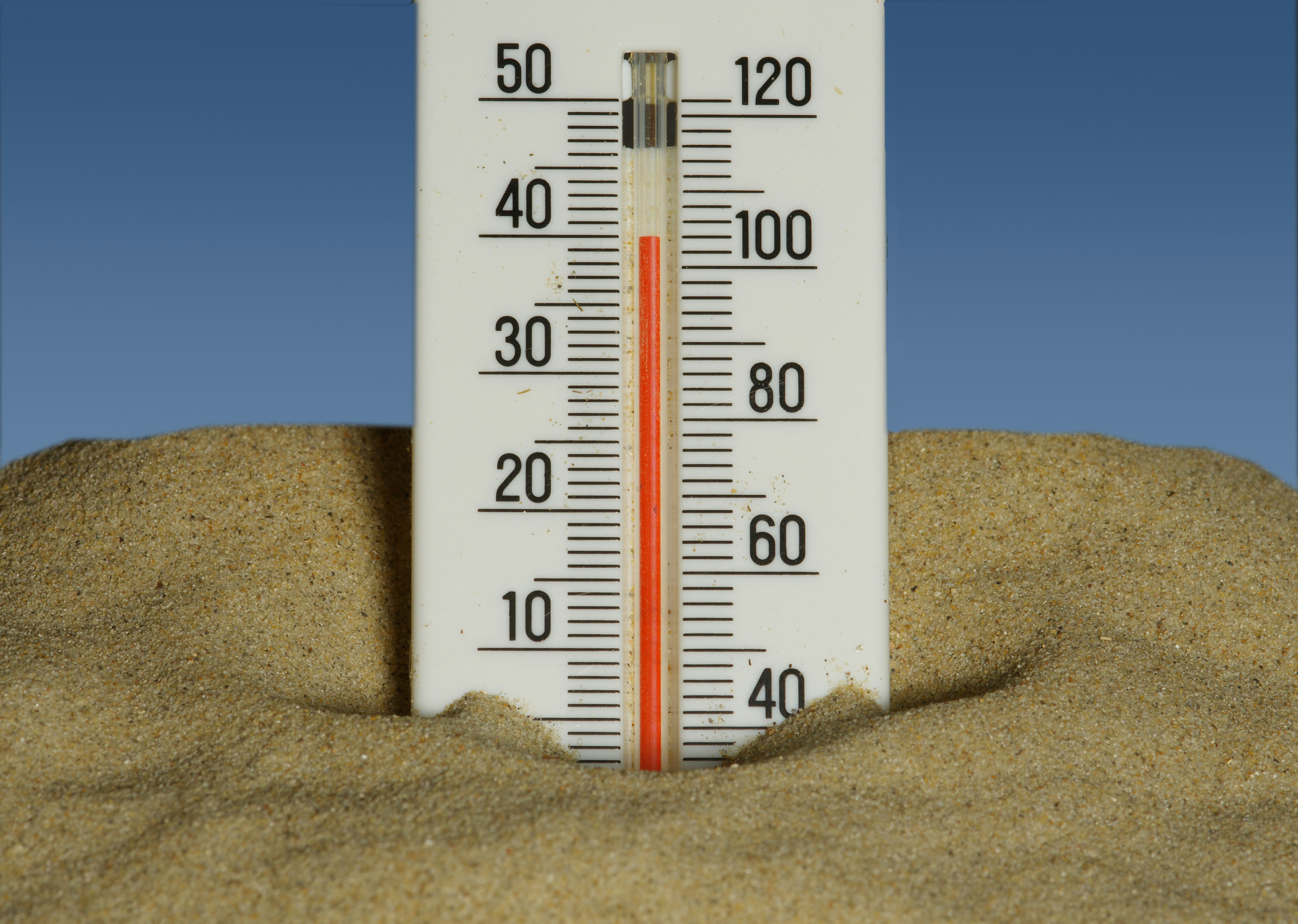 thermomètre sur du sable (40 degrés)