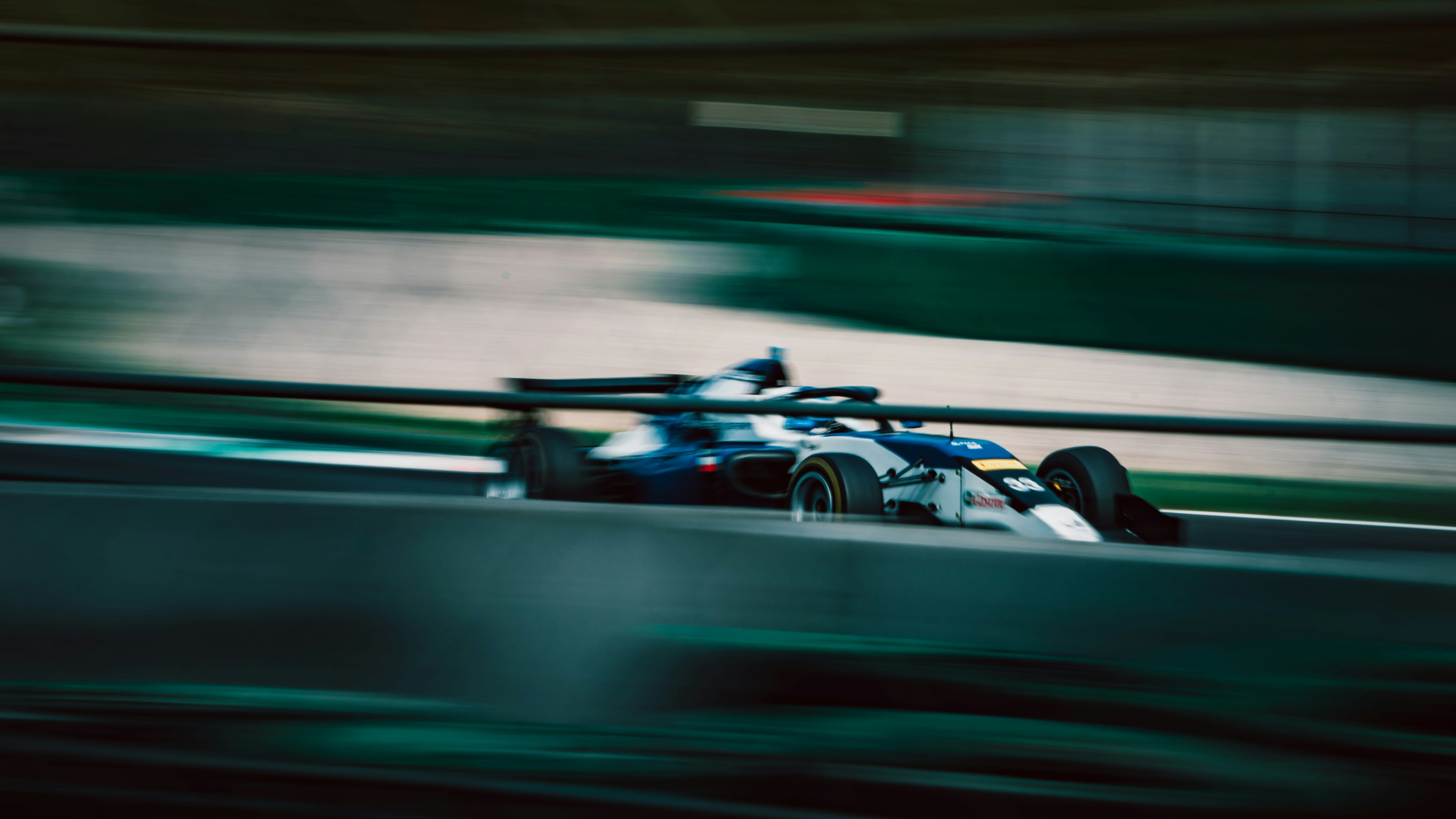 voiture F1 sur une piste 