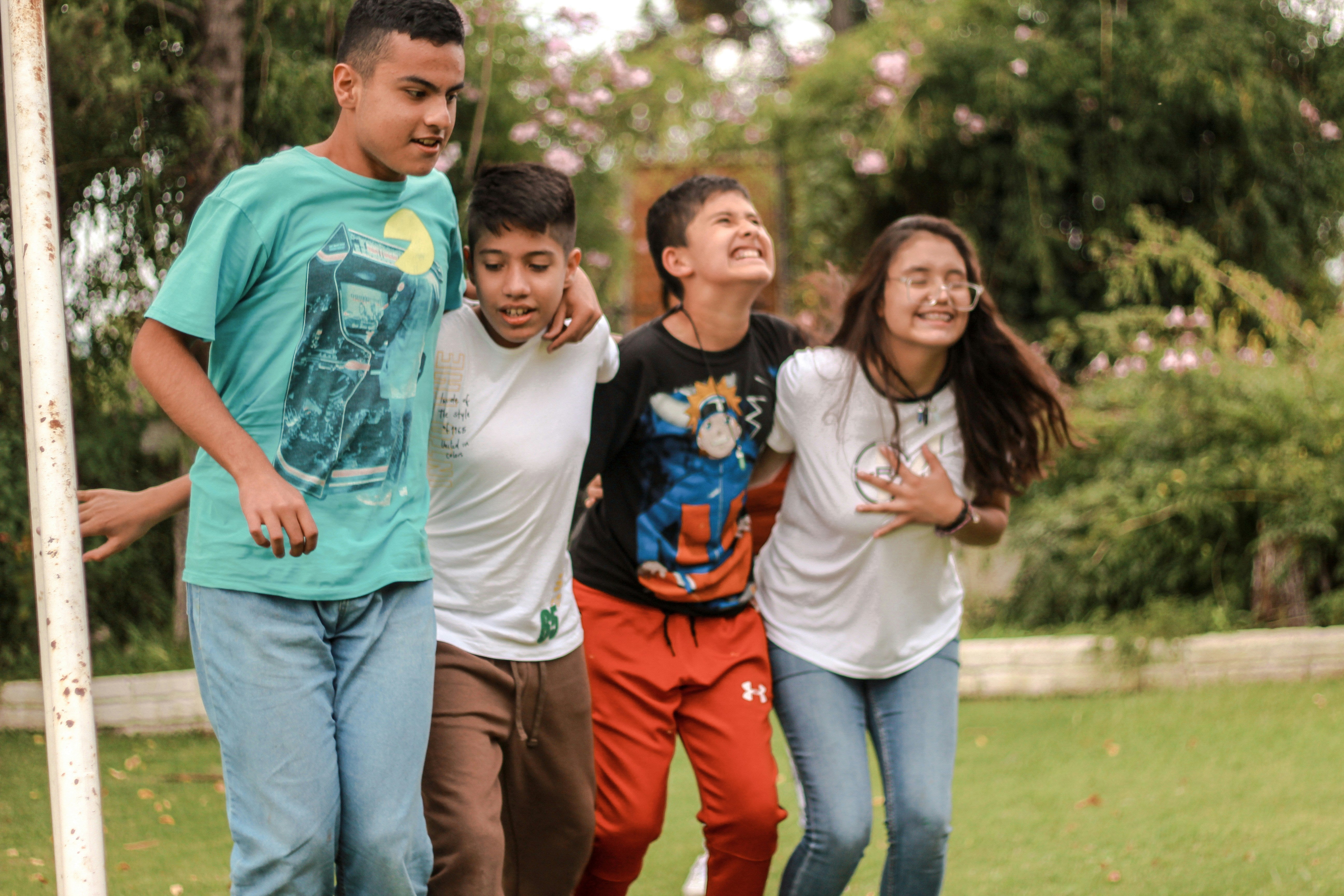 4 enfants qui rient ensemble dans un jardin 