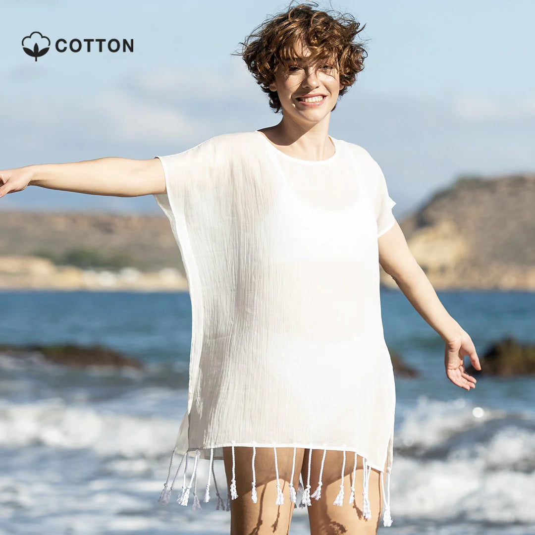 Kaftan personnalisable porté par une jeune femme sur la plage
