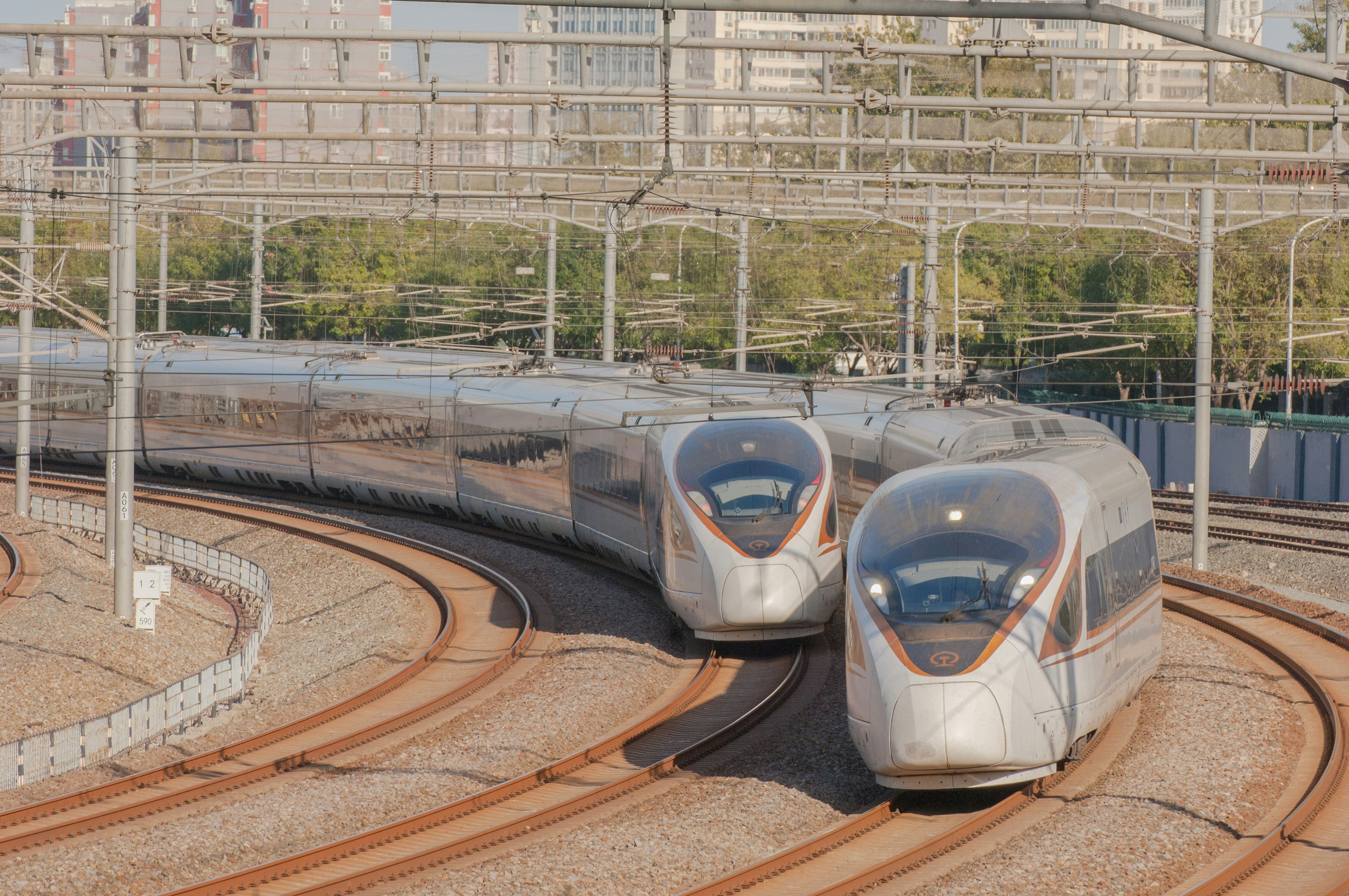 deux TGV sur des rails 