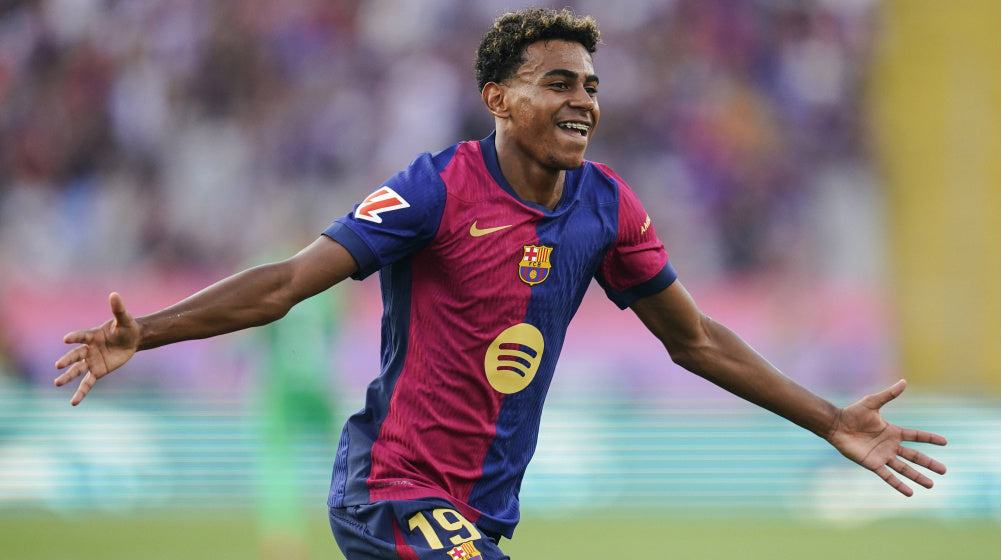 lamine yamal, qui célèbre son but avec le Fc Barcelone 
