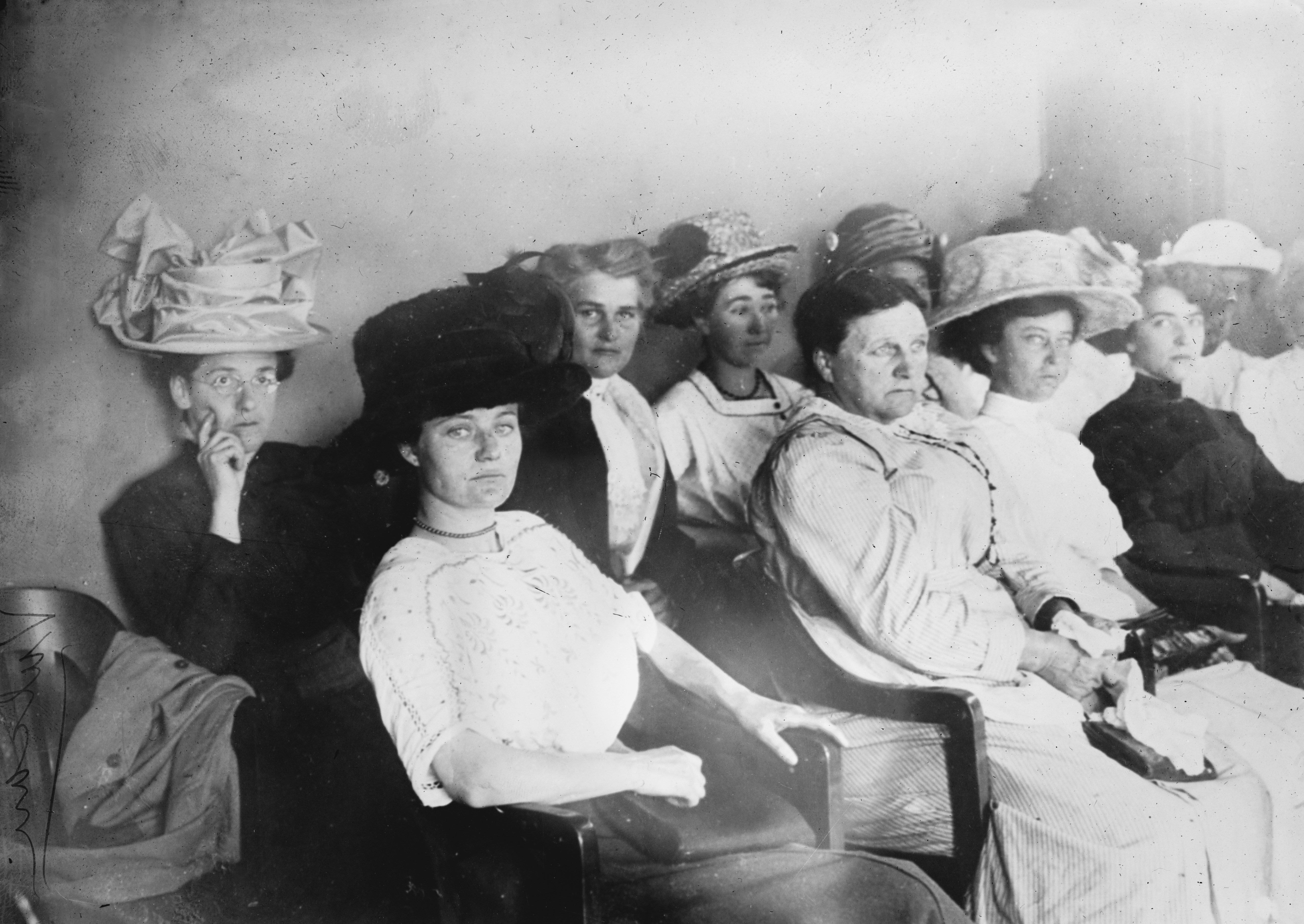 femmes à l'époques assisses qui attendent 