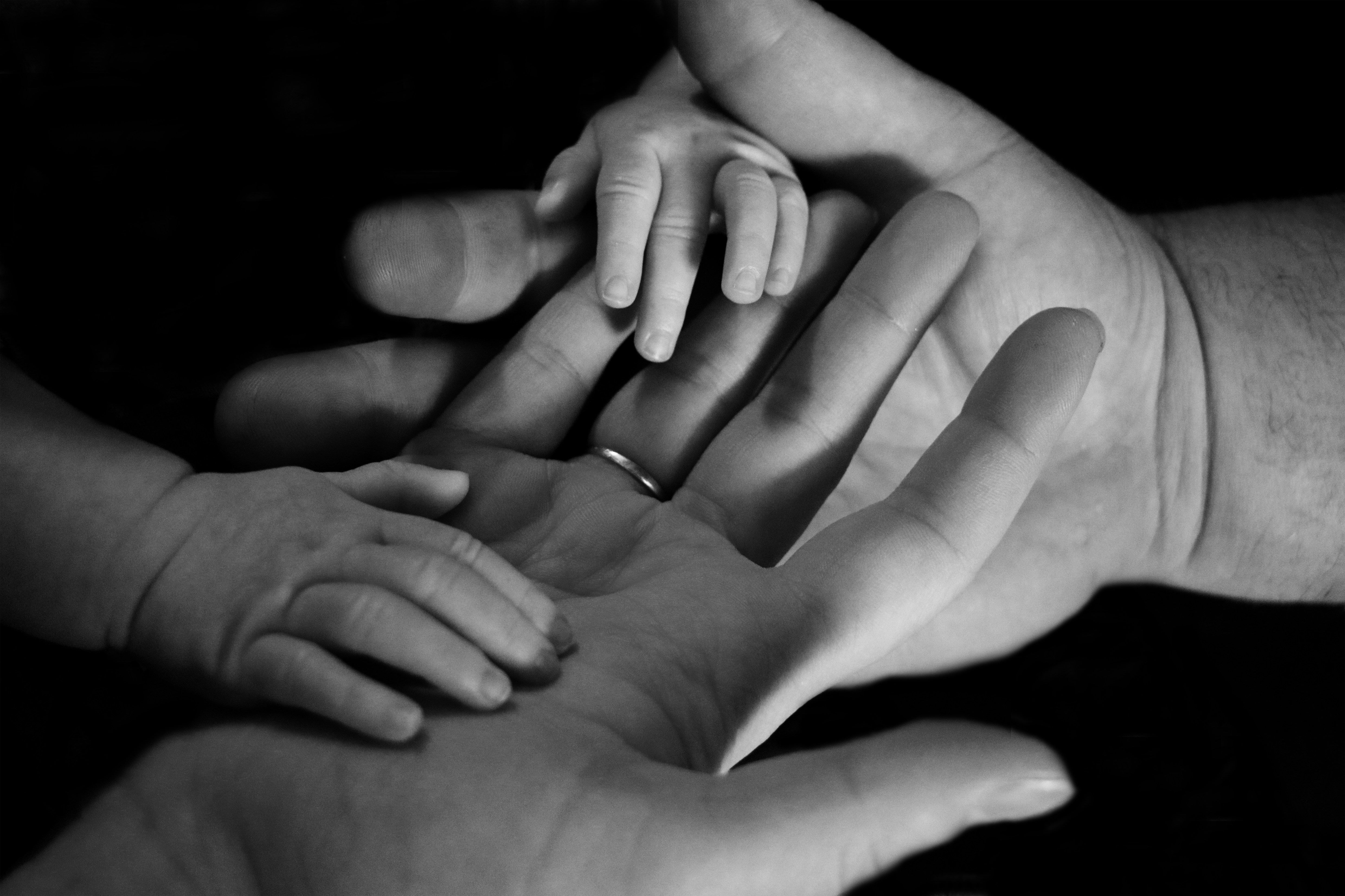 main d'un papa, une maman et de bébé
